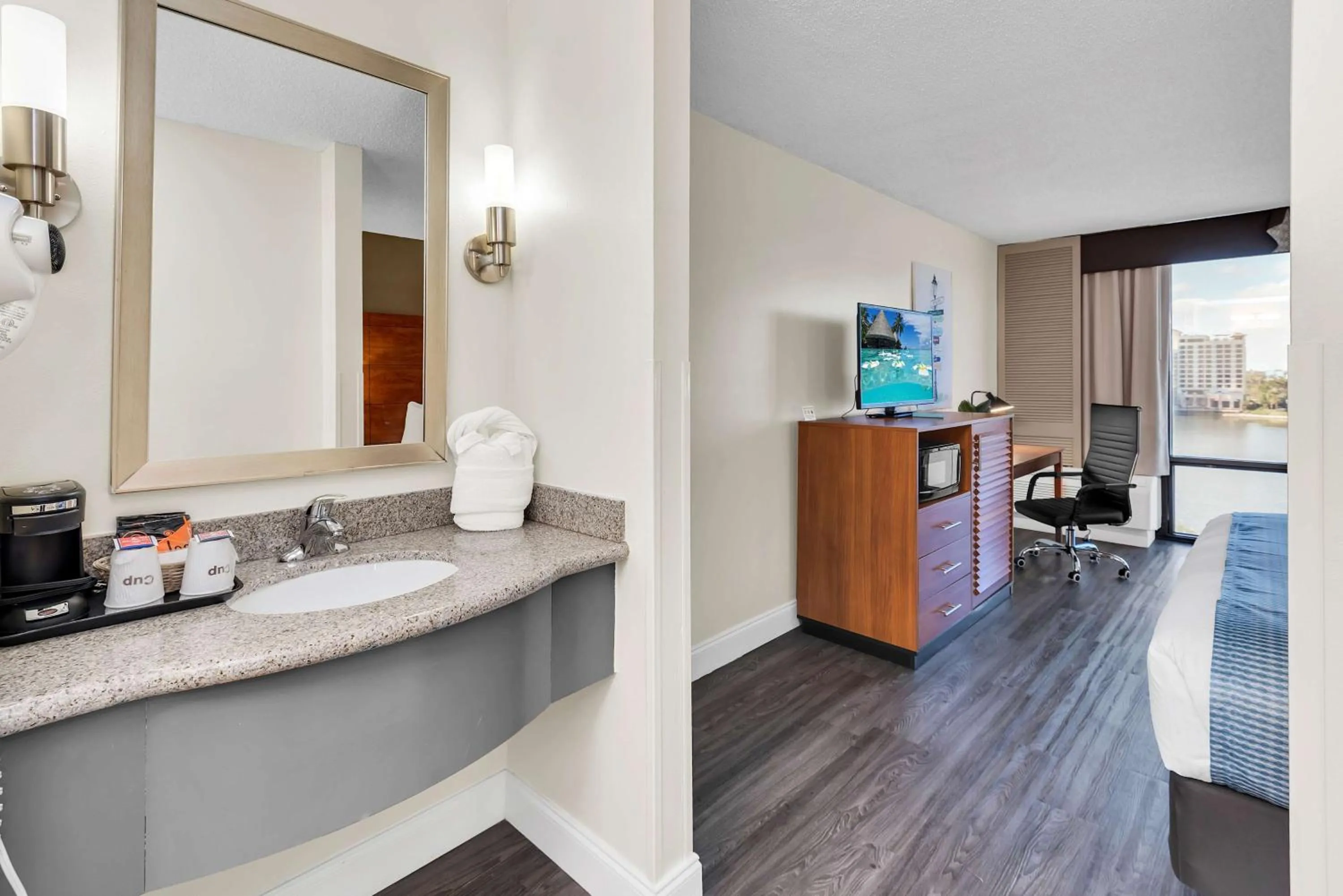 Bedroom in Best Western Orlando Gateway Hotel