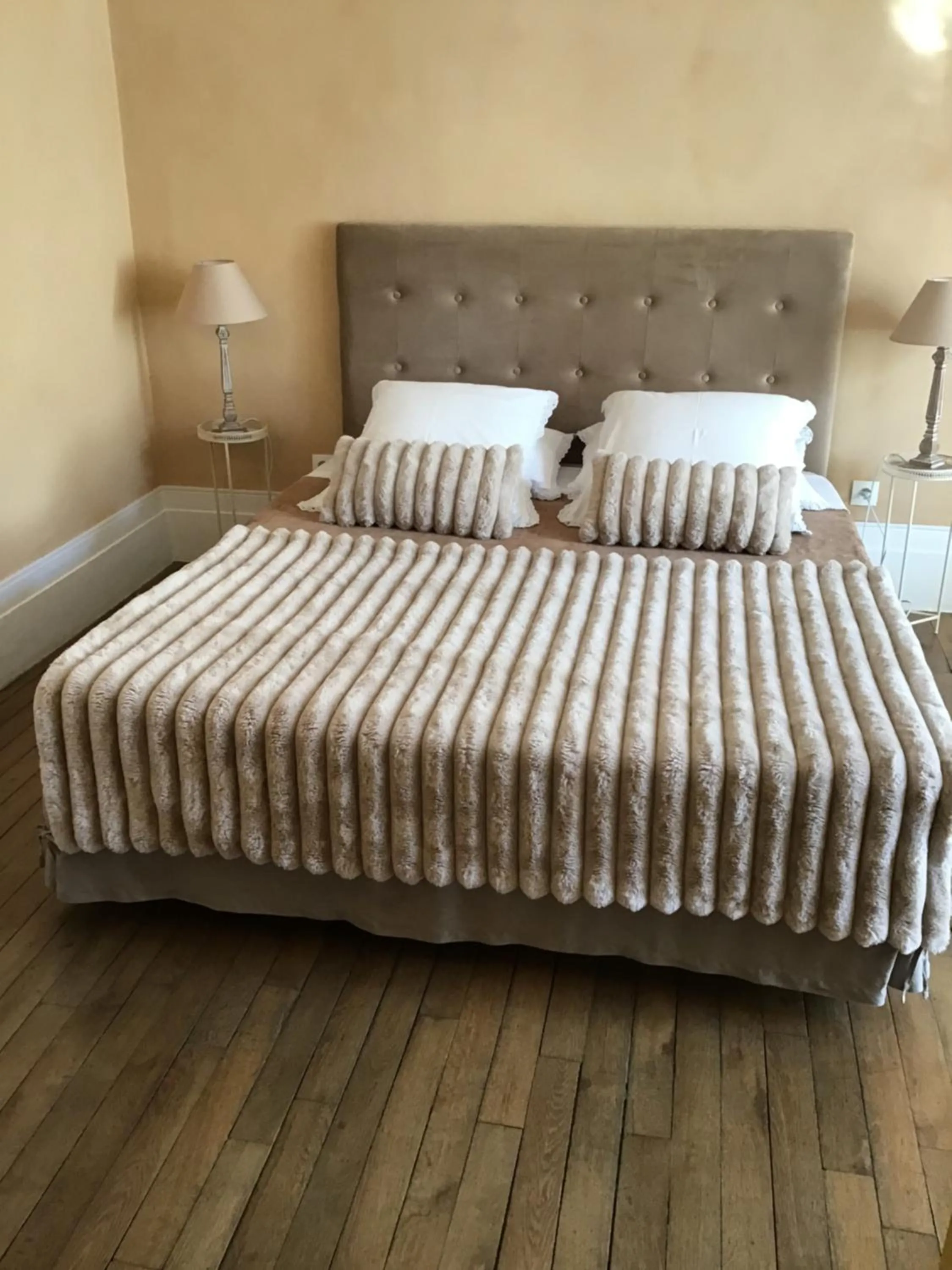 Bedroom, Bed in Aux Anges Gardiens