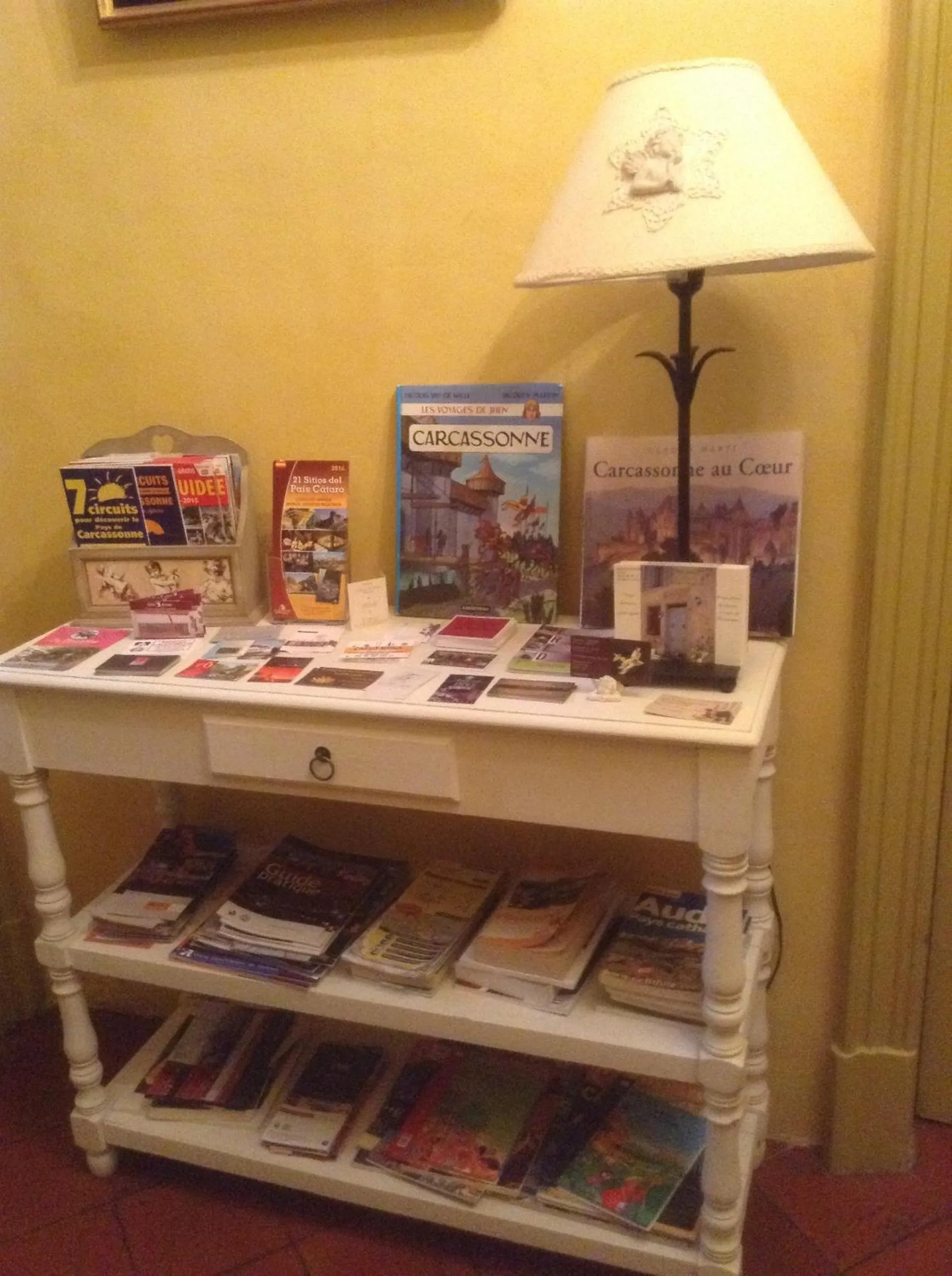 Decorative detail in Aux Anges Gardiens