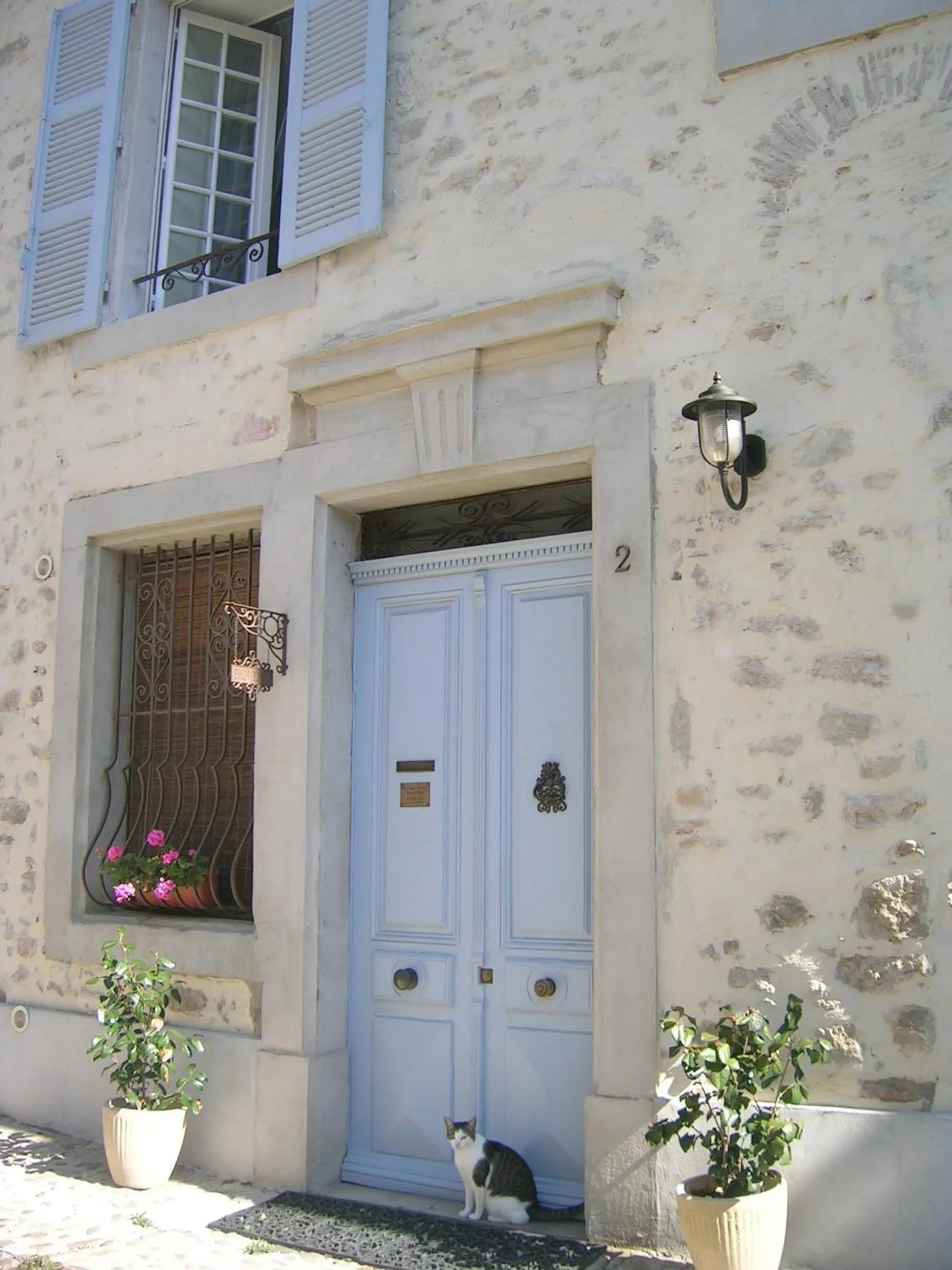 Facade/entrance in Aux Anges Gardiens
