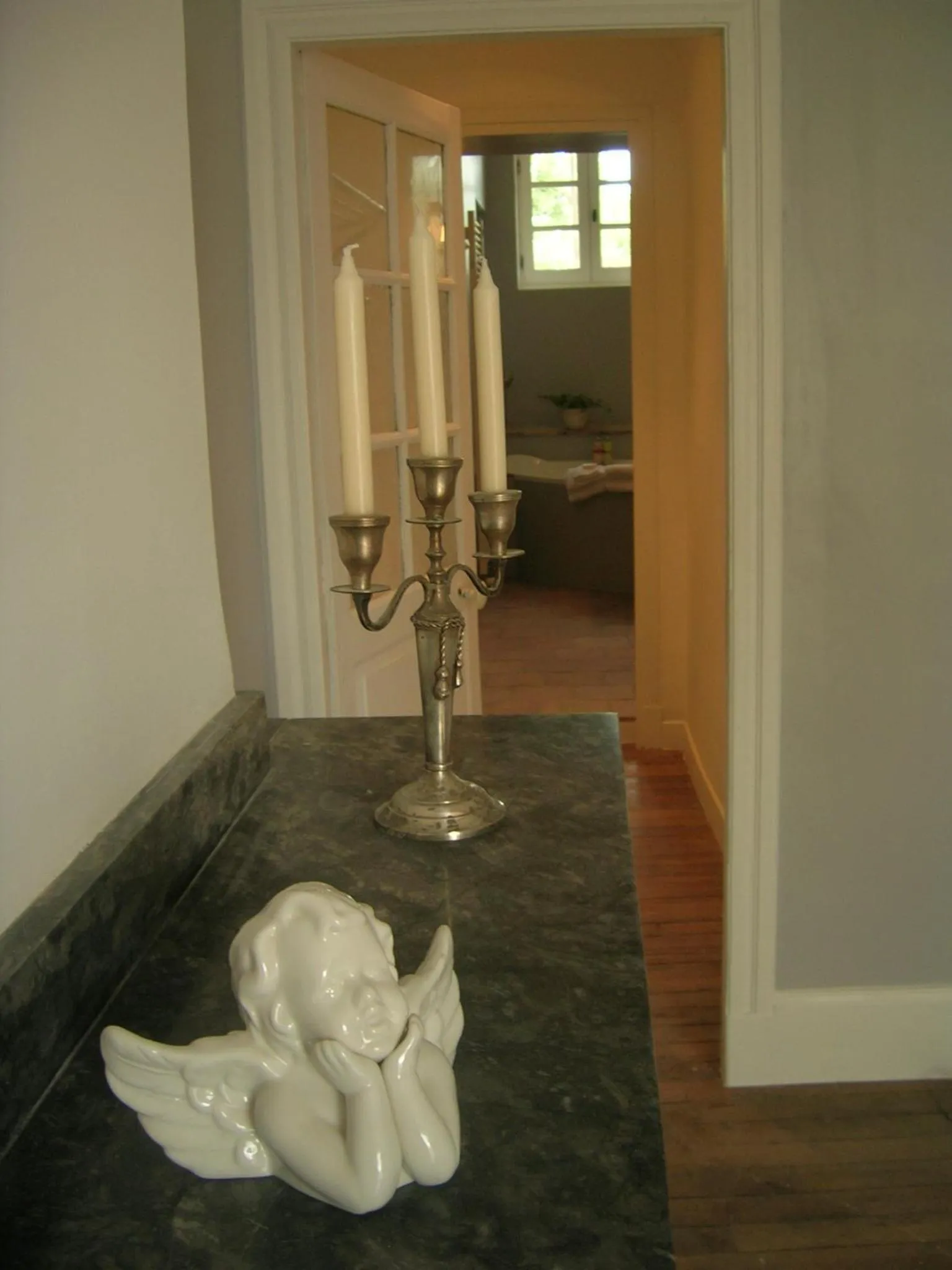 Decorative detail in Aux Anges Gardiens