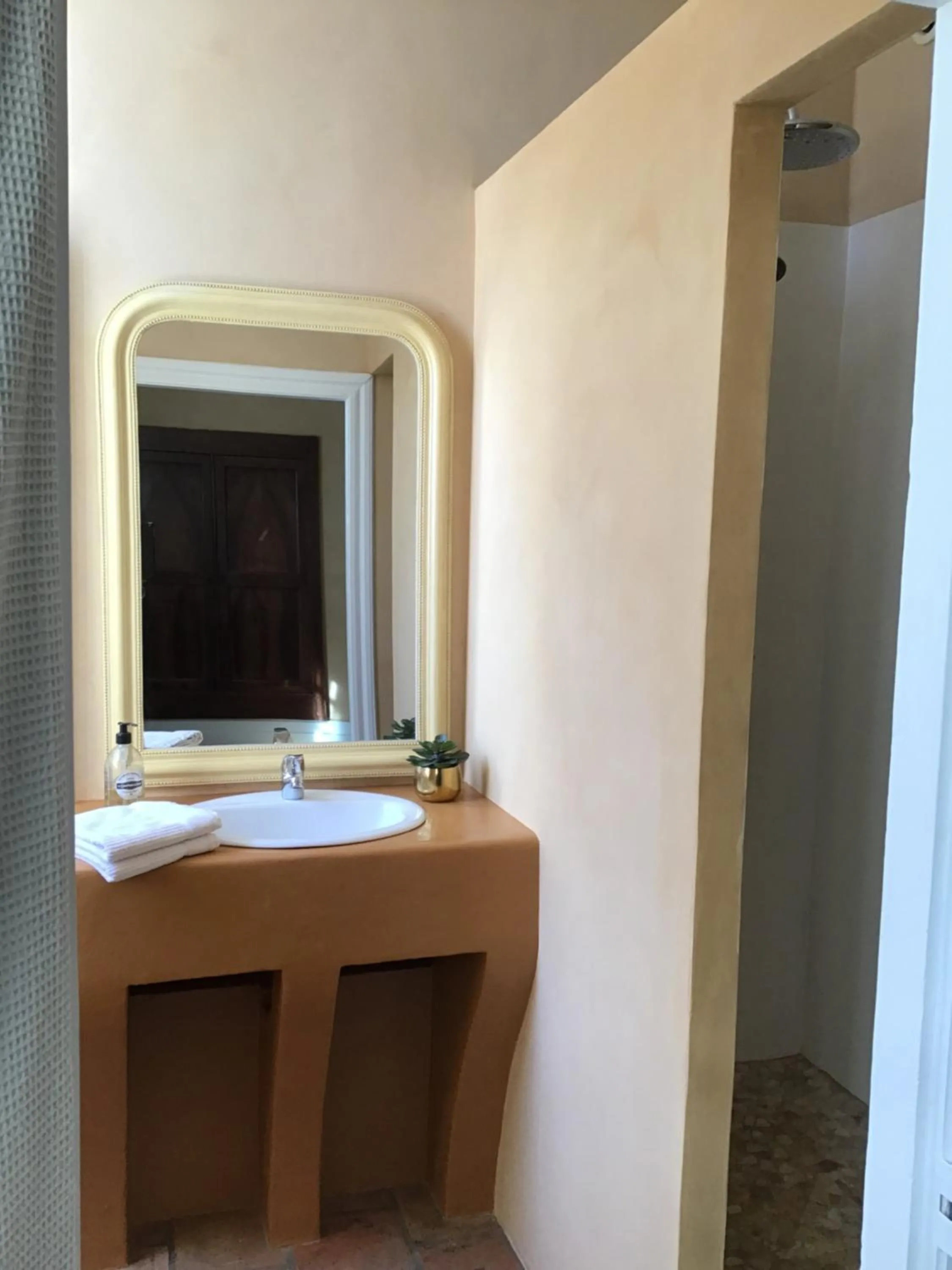 Bathroom in Aux Anges Gardiens