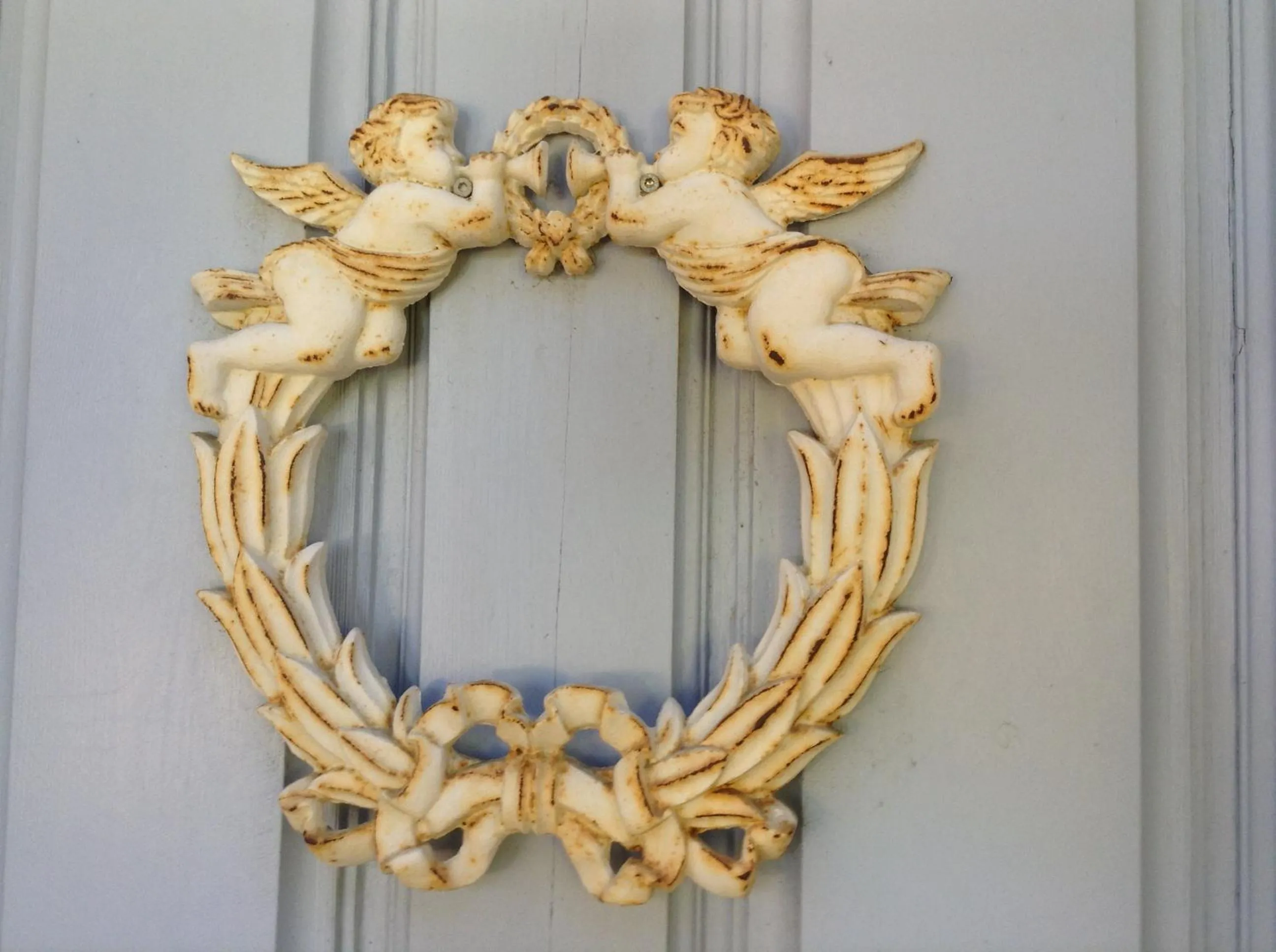 Decorative detail in Aux Anges Gardiens