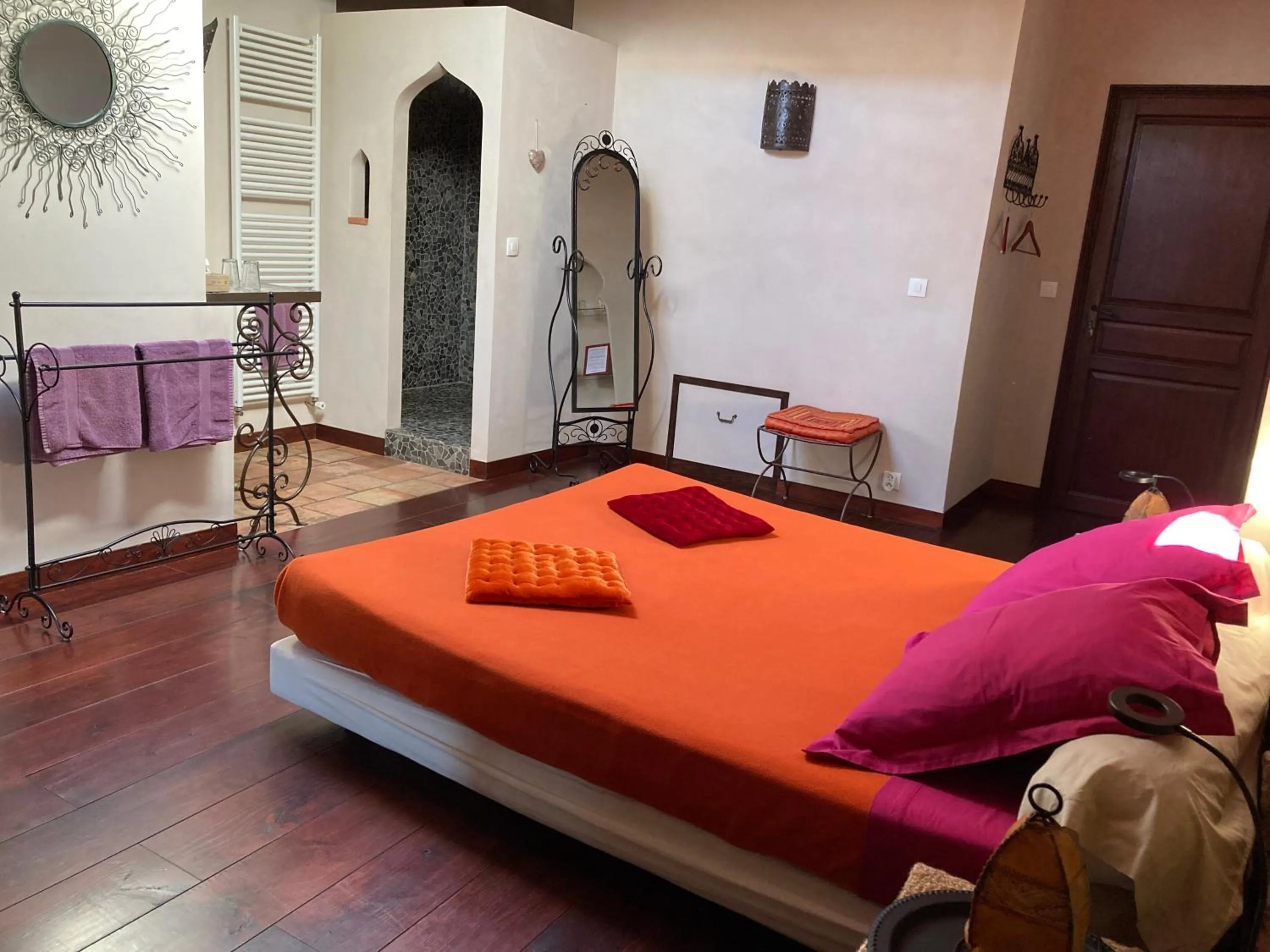 Bedroom, Bed in Aux Anges Gardiens