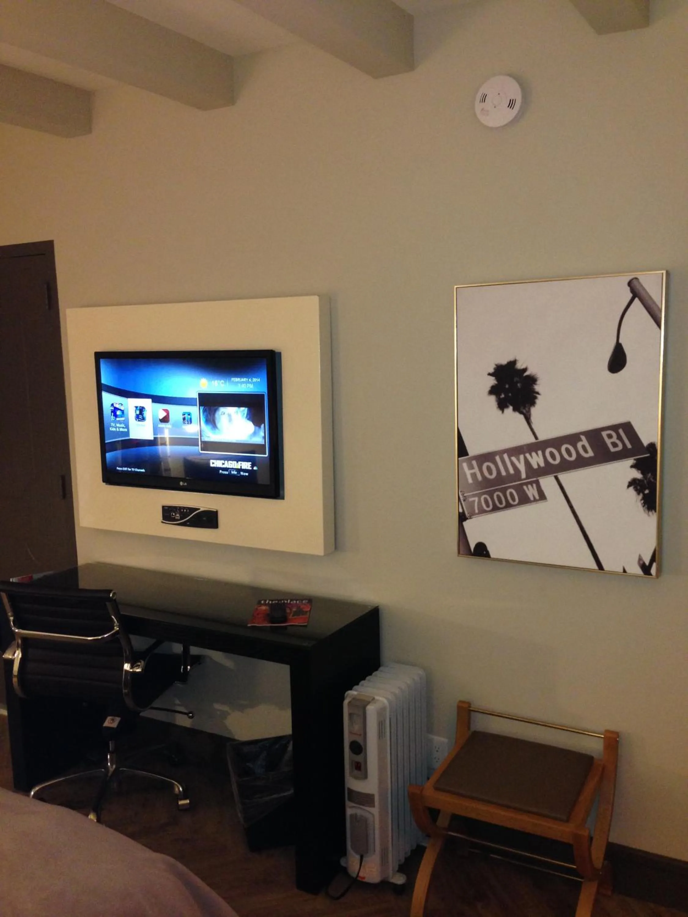 Bedroom in Hollywood Hotel