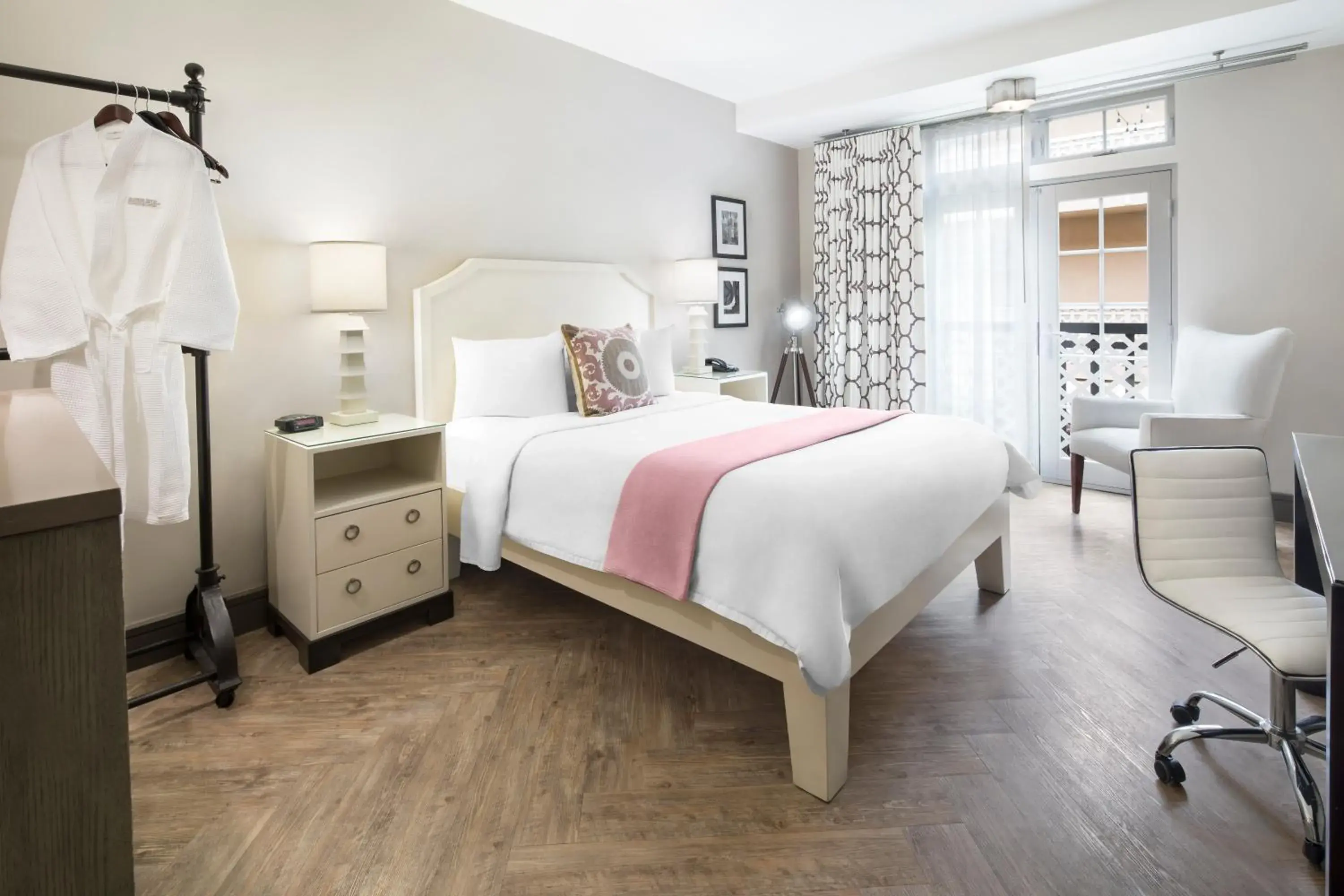 Deluxe Queen Room in Hollywood Hotel Deluxe Queen Room in Hollywood Hotel