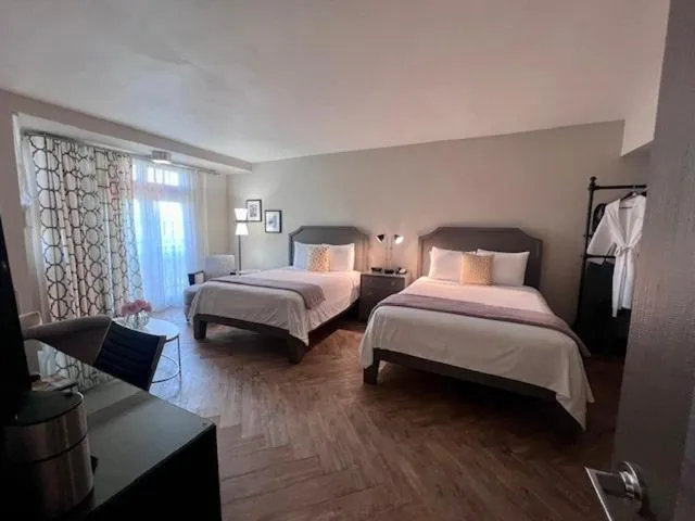 Bed in Hollywood Hotel