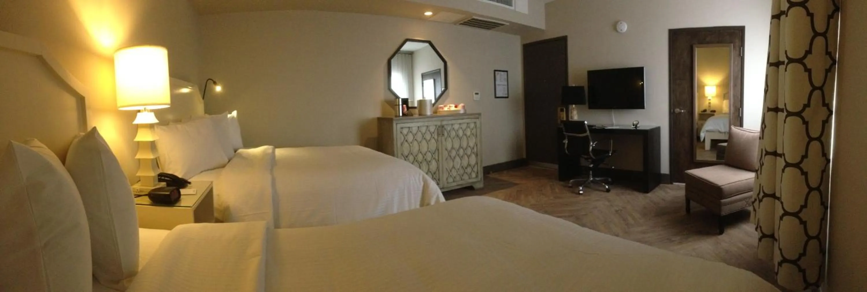 Bedroom, Bed in Hollywood Hotel