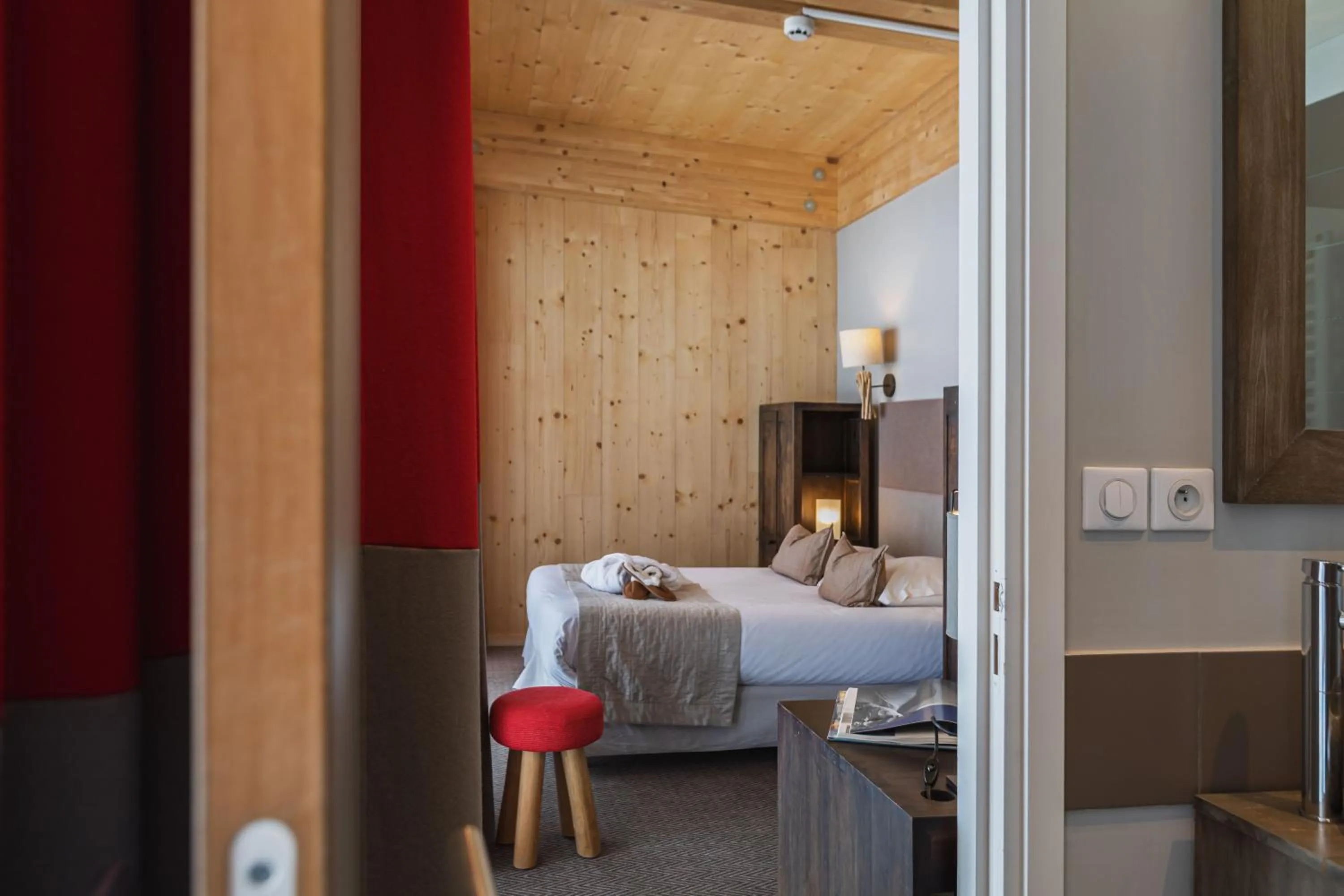 Bed in L'Aiguille Grive Chalets Hotel