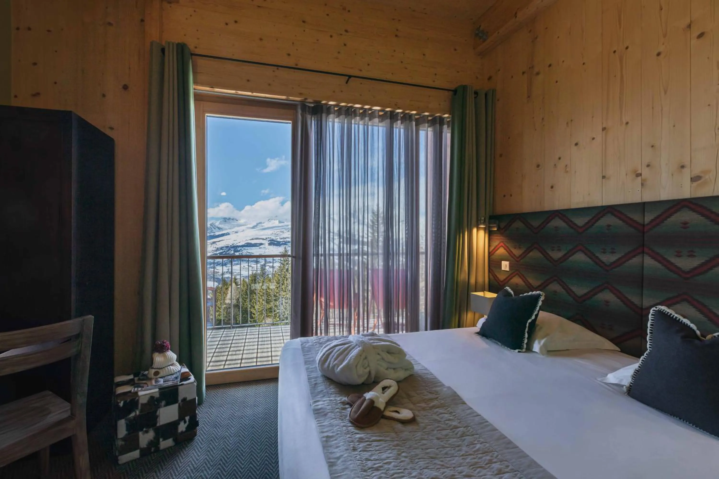 Bed in L'Aiguille Grive Chalets Hotel