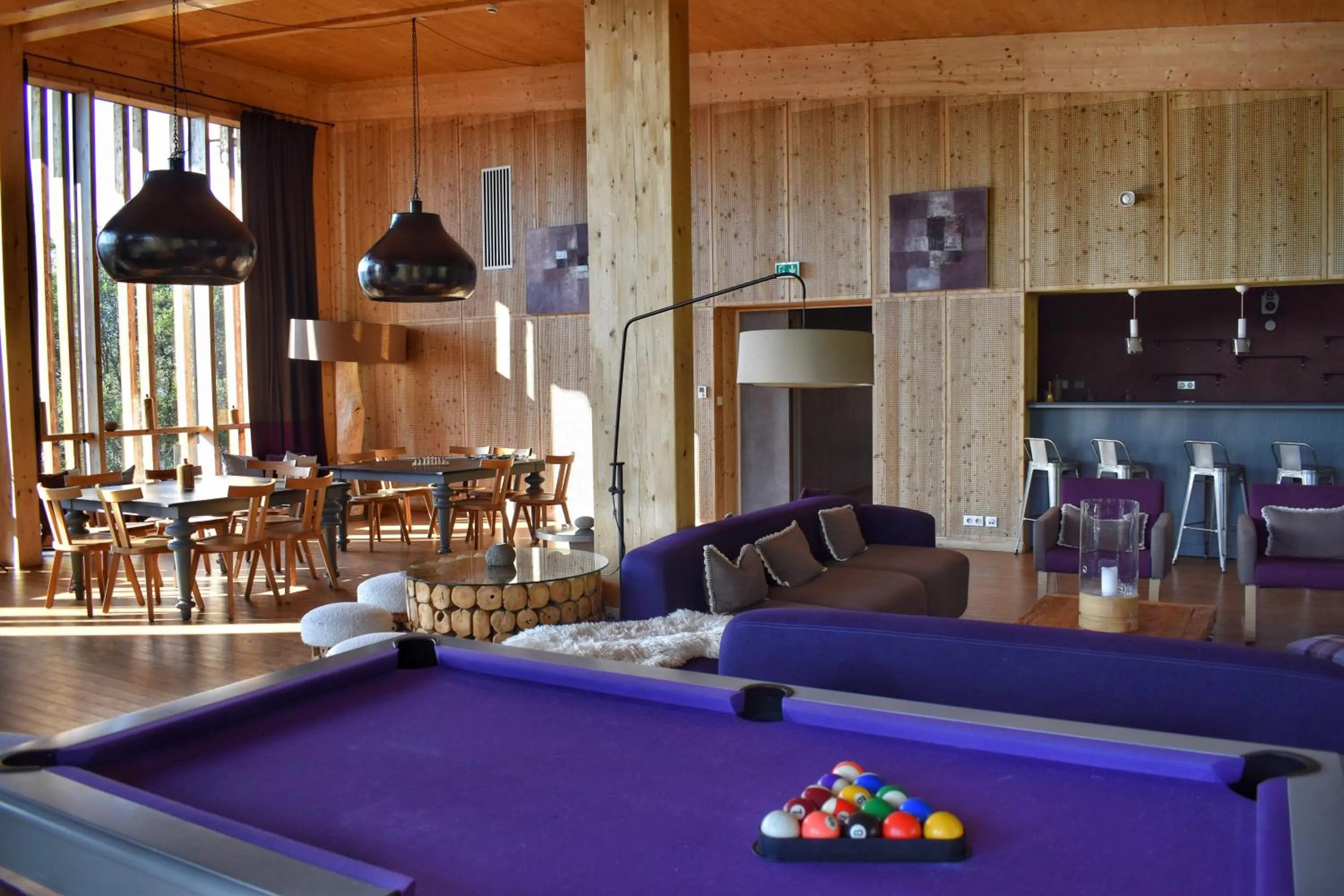 Lounge or bar in L'Aiguille Grive Chalets Hotel