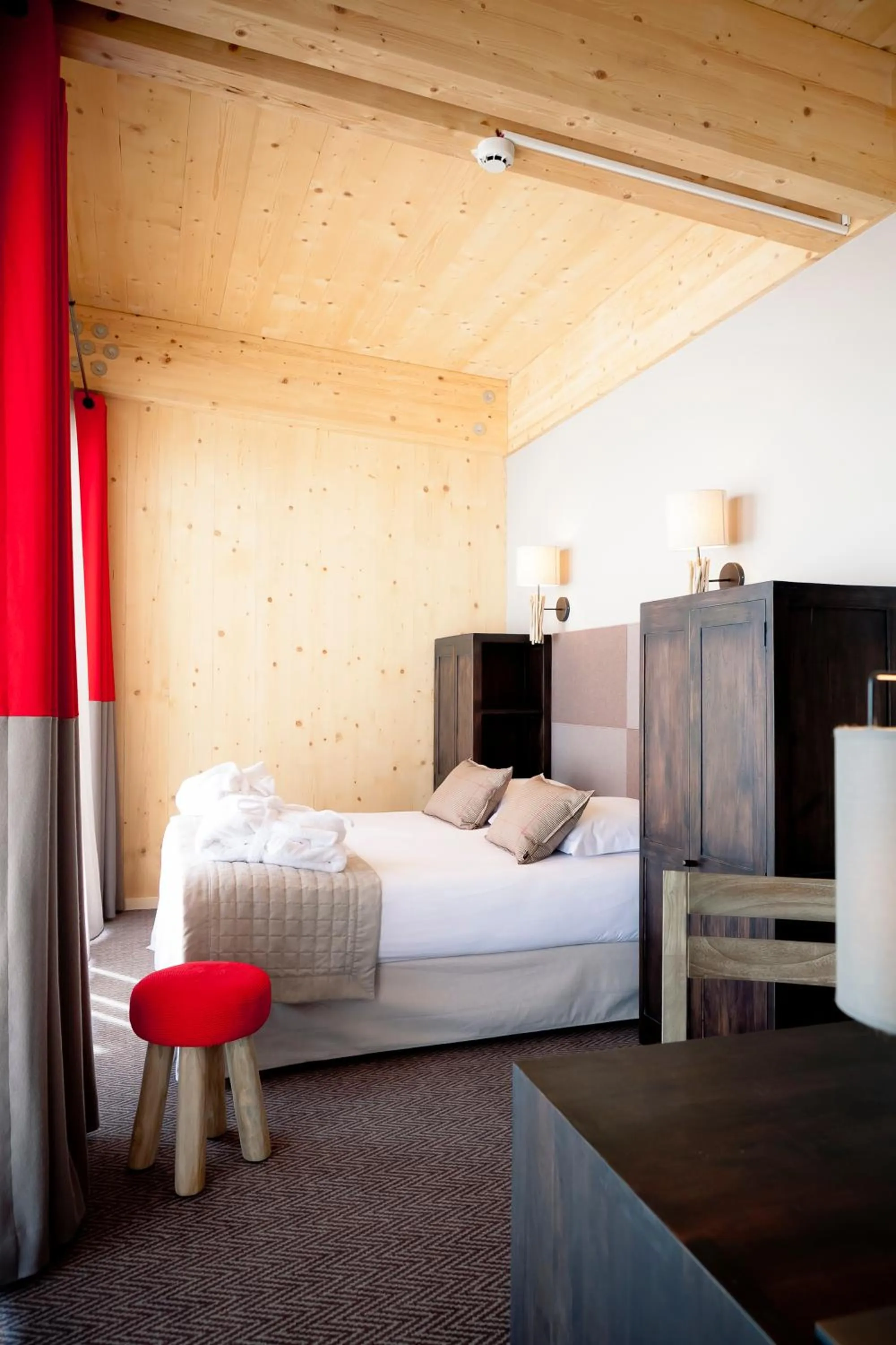 Photo of the whole room, Bed in L'Aiguille Grive Chalets Hotel