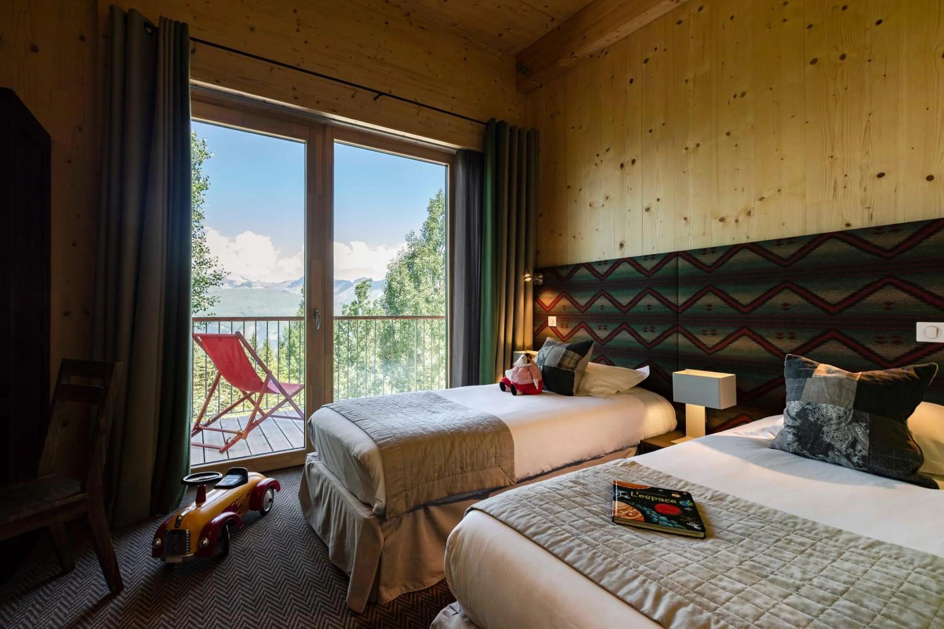 Bed in L'Aiguille Grive Chalets Hotel