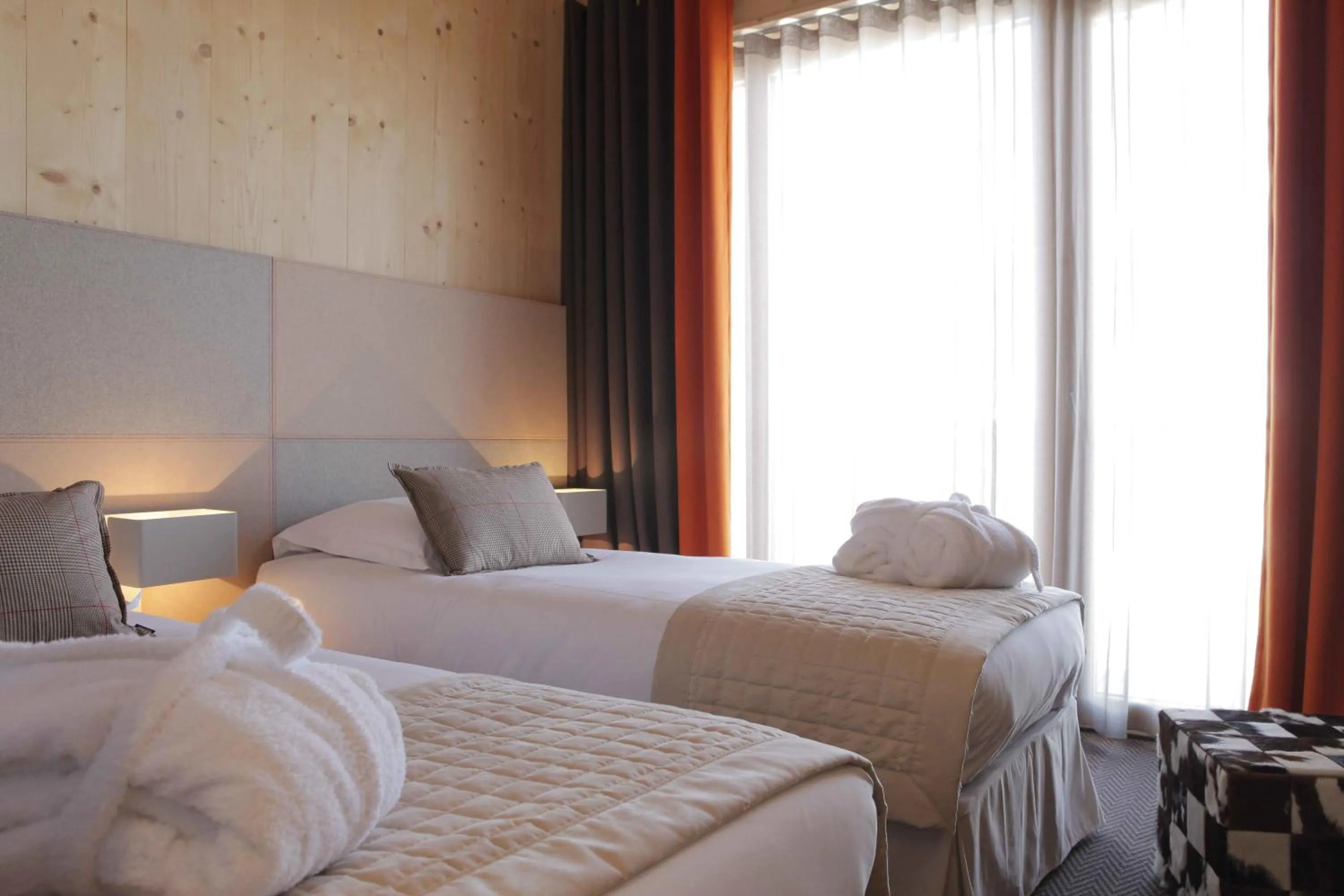 Day, Bed in L'Aiguille Grive Chalets Hotel