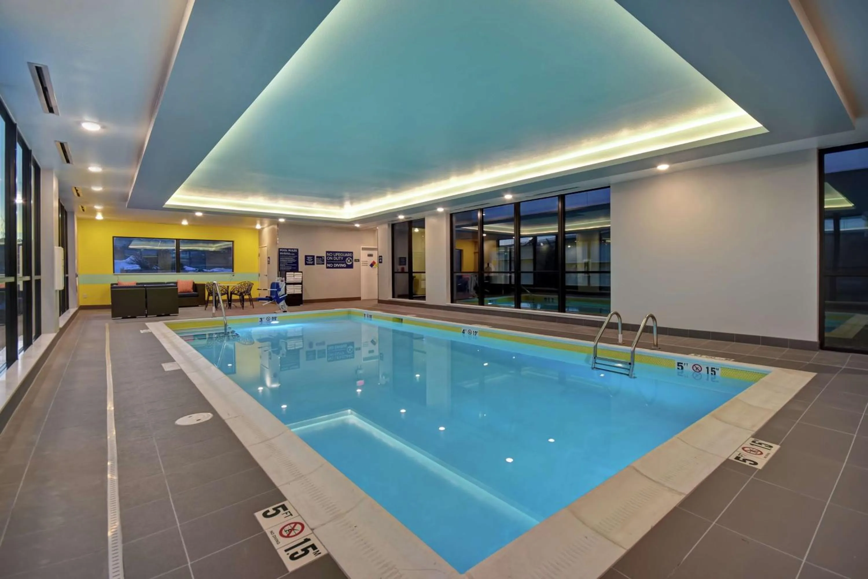 Swimming pool in Tru By Hilton Denver South Park Meadows, Co