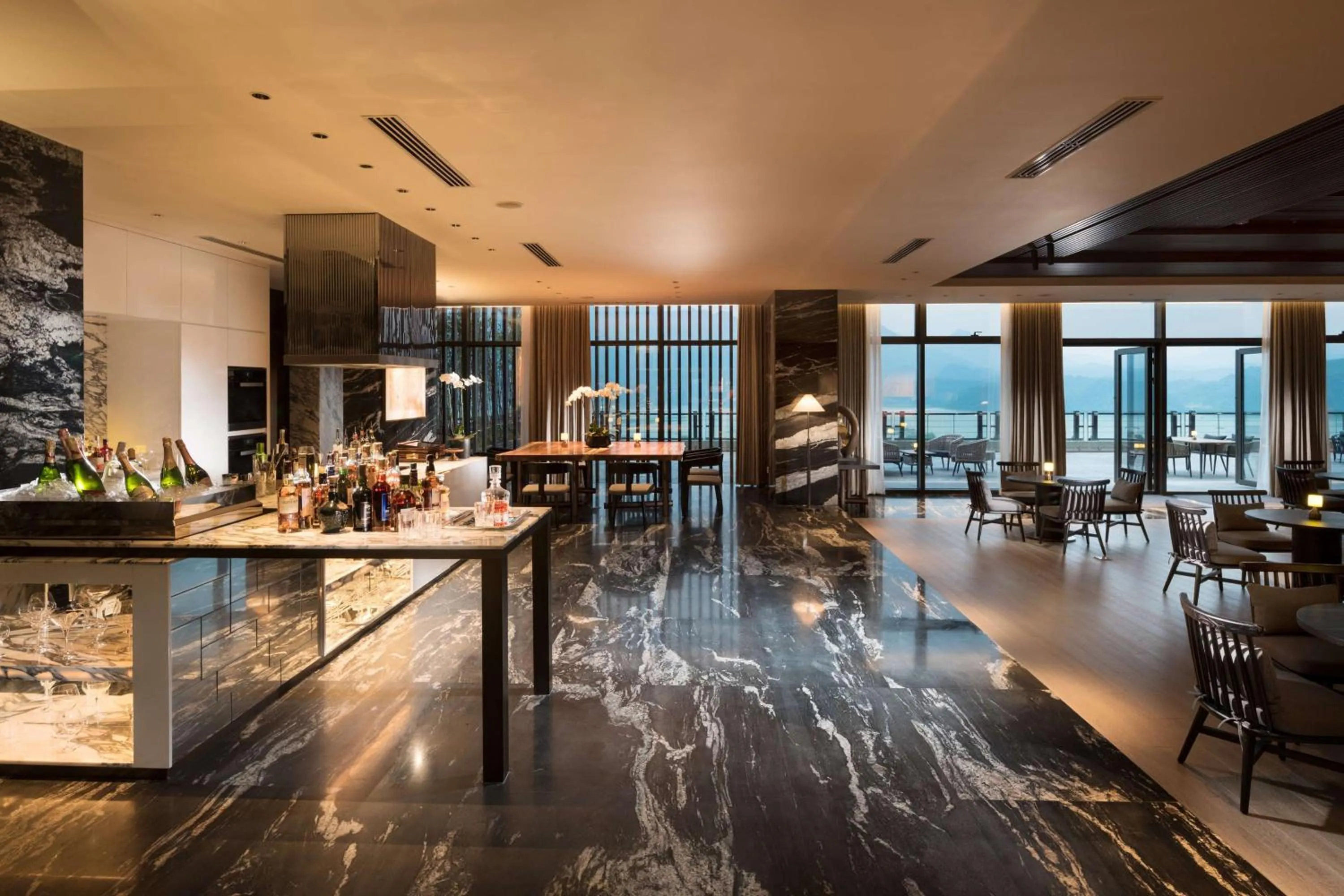 Lounge or bar in Conrad Hangzhou Tonglu