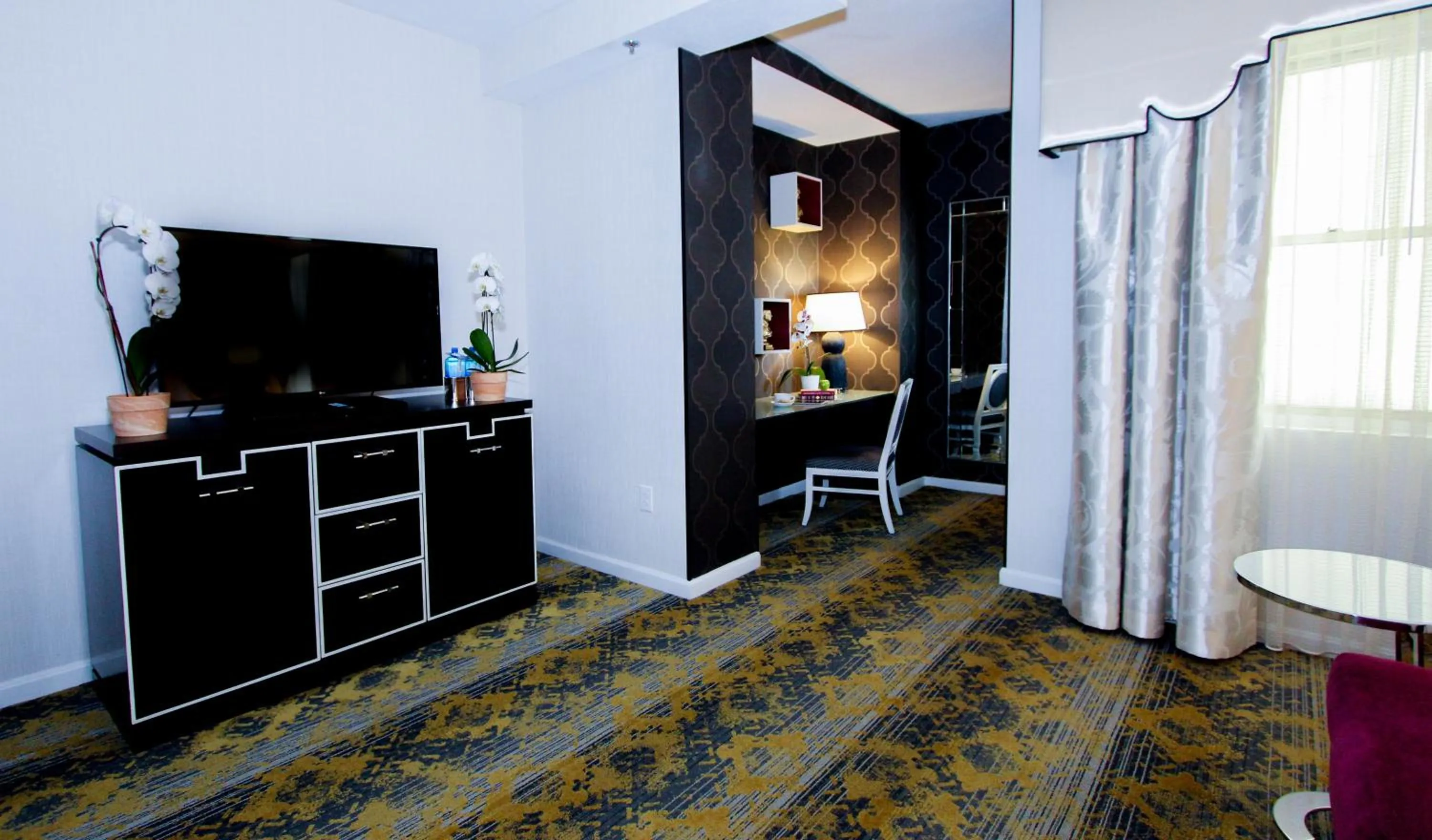 Seating area, Bed in The Churchill Hotel Near Embassy Row