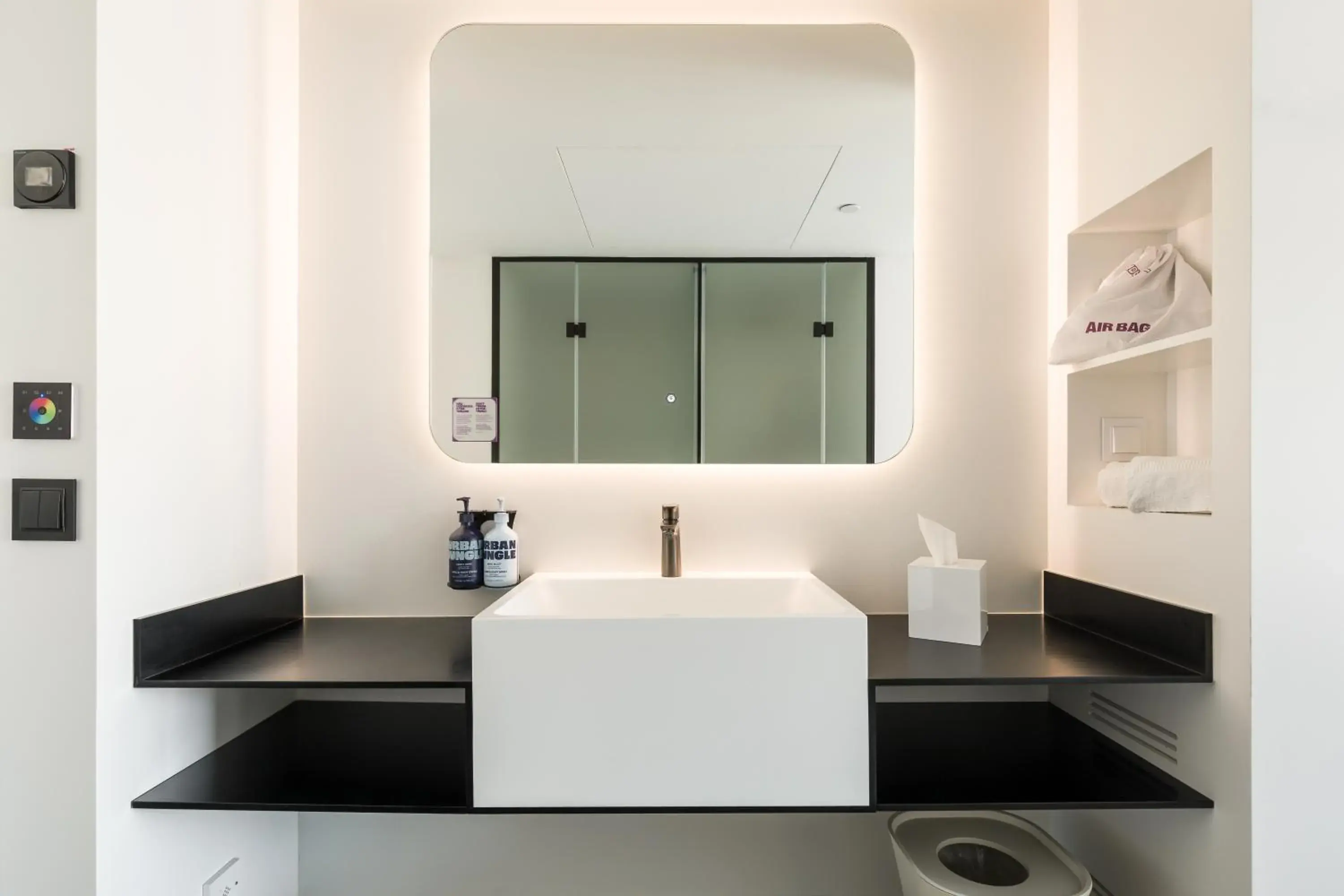 Premium Queen Room in YOTEL Porto Premium Queen Room in YOTEL Porto