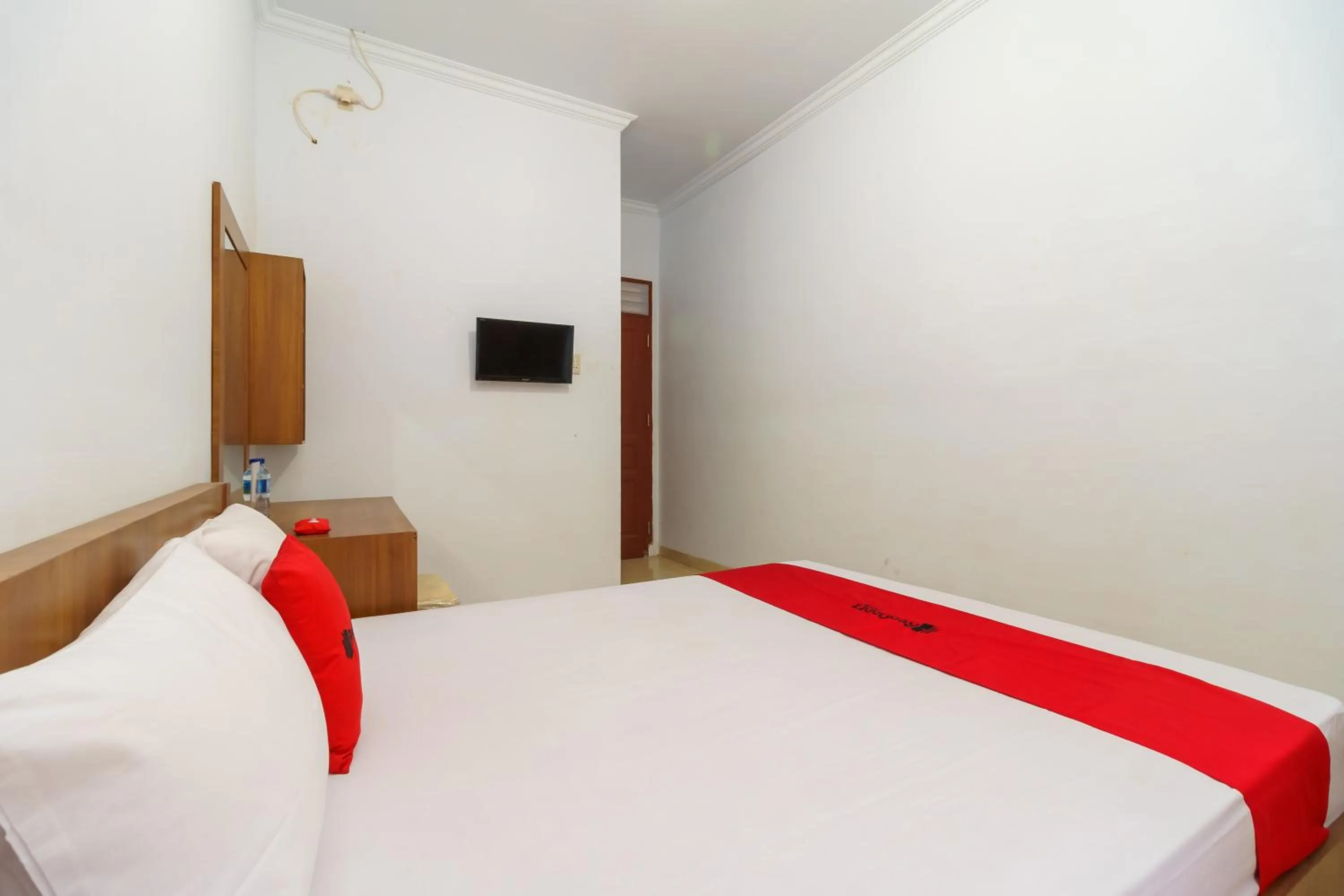 Bed in RedDoorz Syariah@Jalan Dr Mansyur Medan