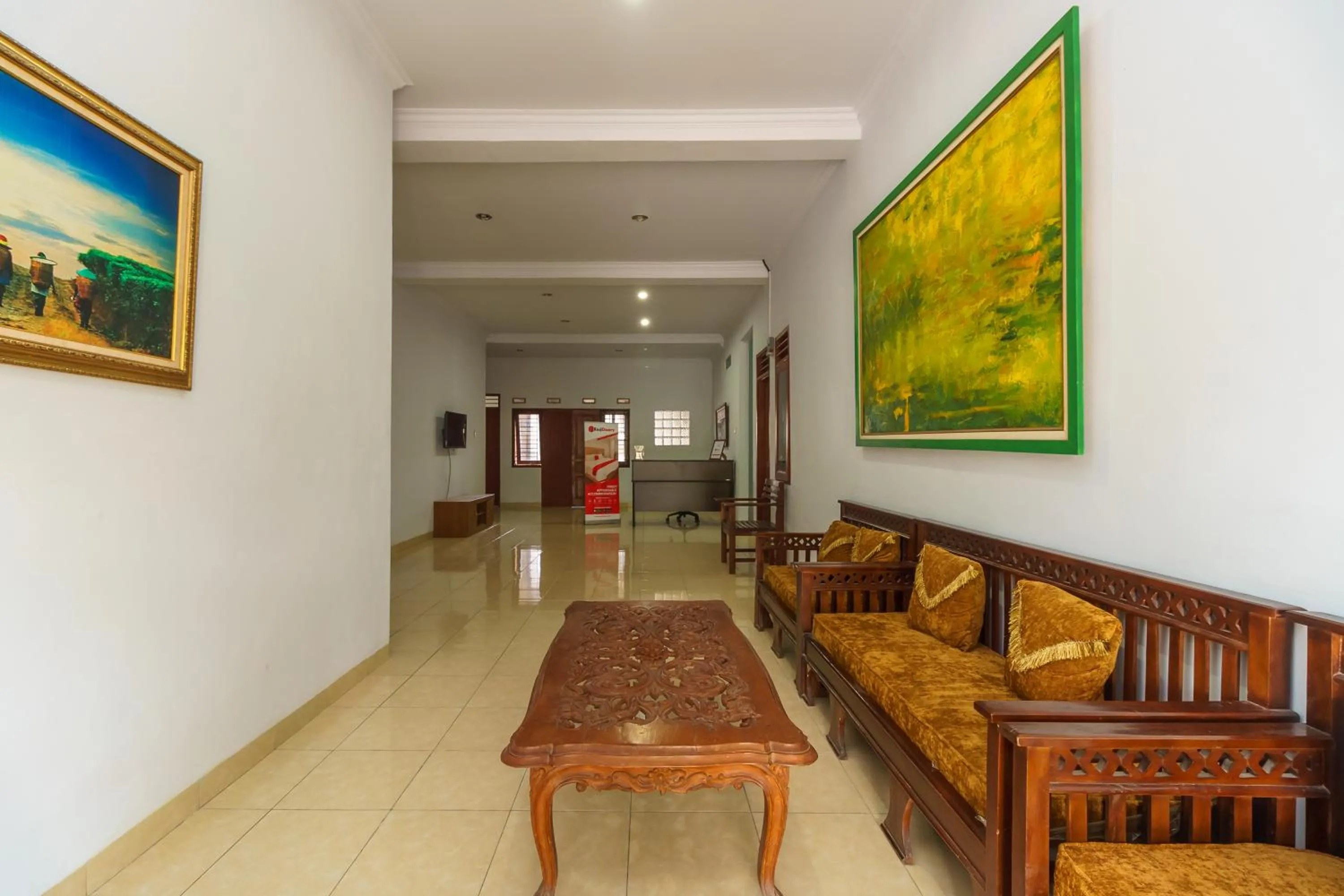 Seating area in RedDoorz Syariah@Jalan Dr Mansyur Medan