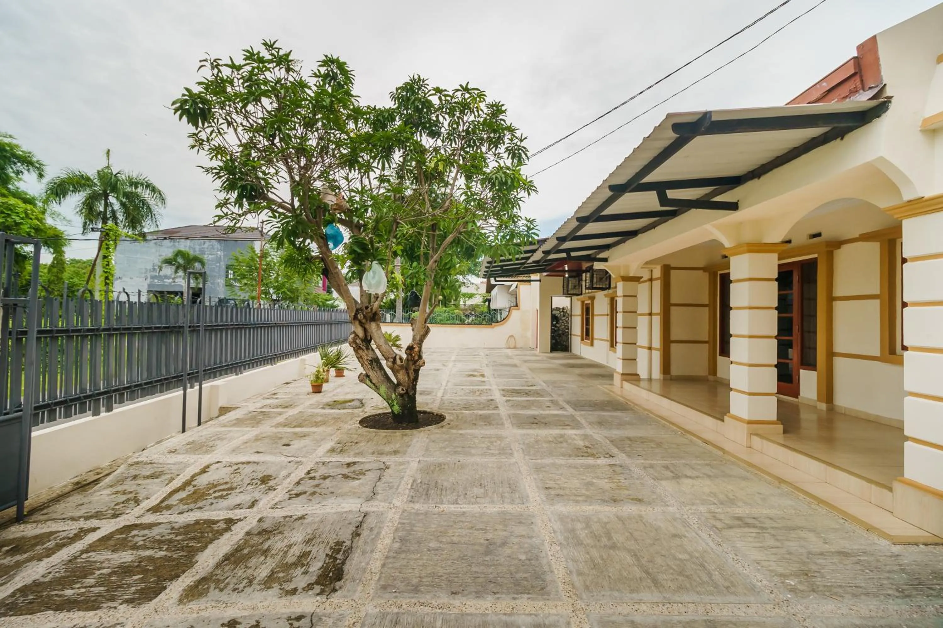 Facade/entrance in RedDoorz Syariah@Jalan Dr Mansyur Medan