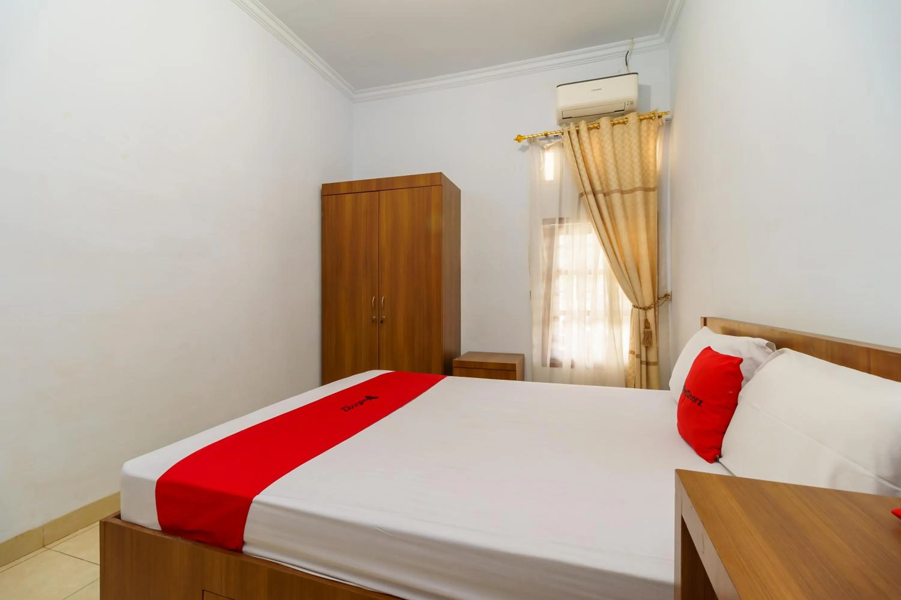 Bed in RedDoorz Syariah@Jalan Dr Mansyur Medan