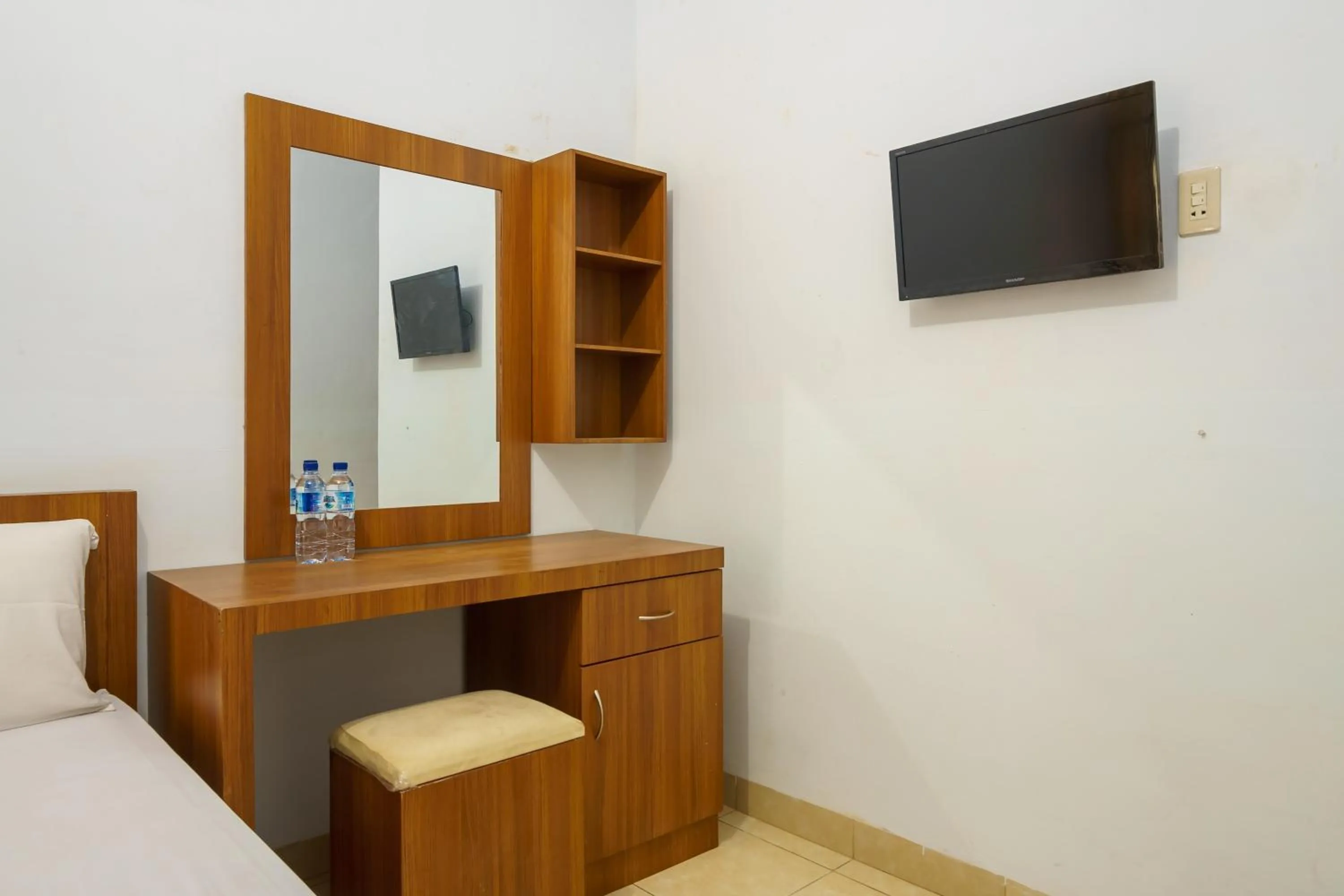 Communal lounge/ TV room, Bed in RedDoorz Syariah@Jalan Dr Mansyur Medan