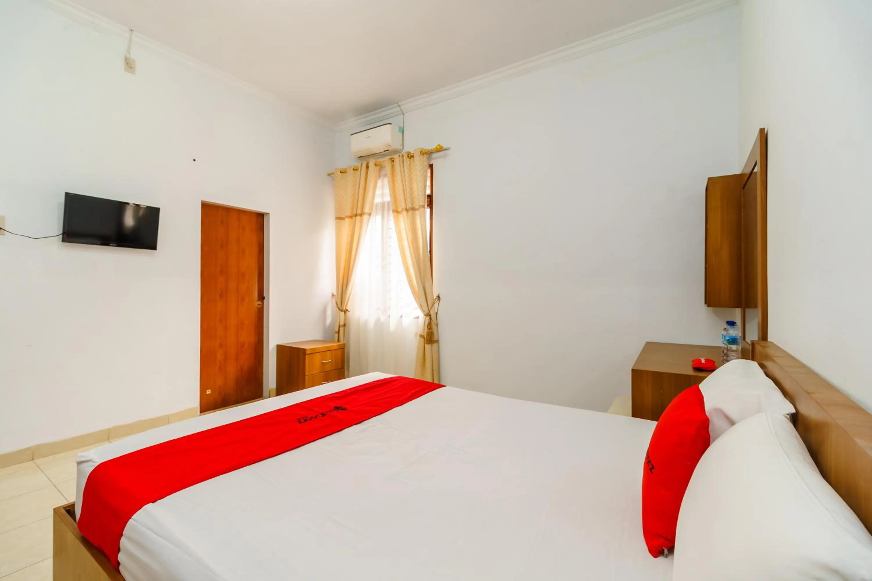Bedroom, Bed in RedDoorz Syariah@Jalan Dr Mansyur Medan