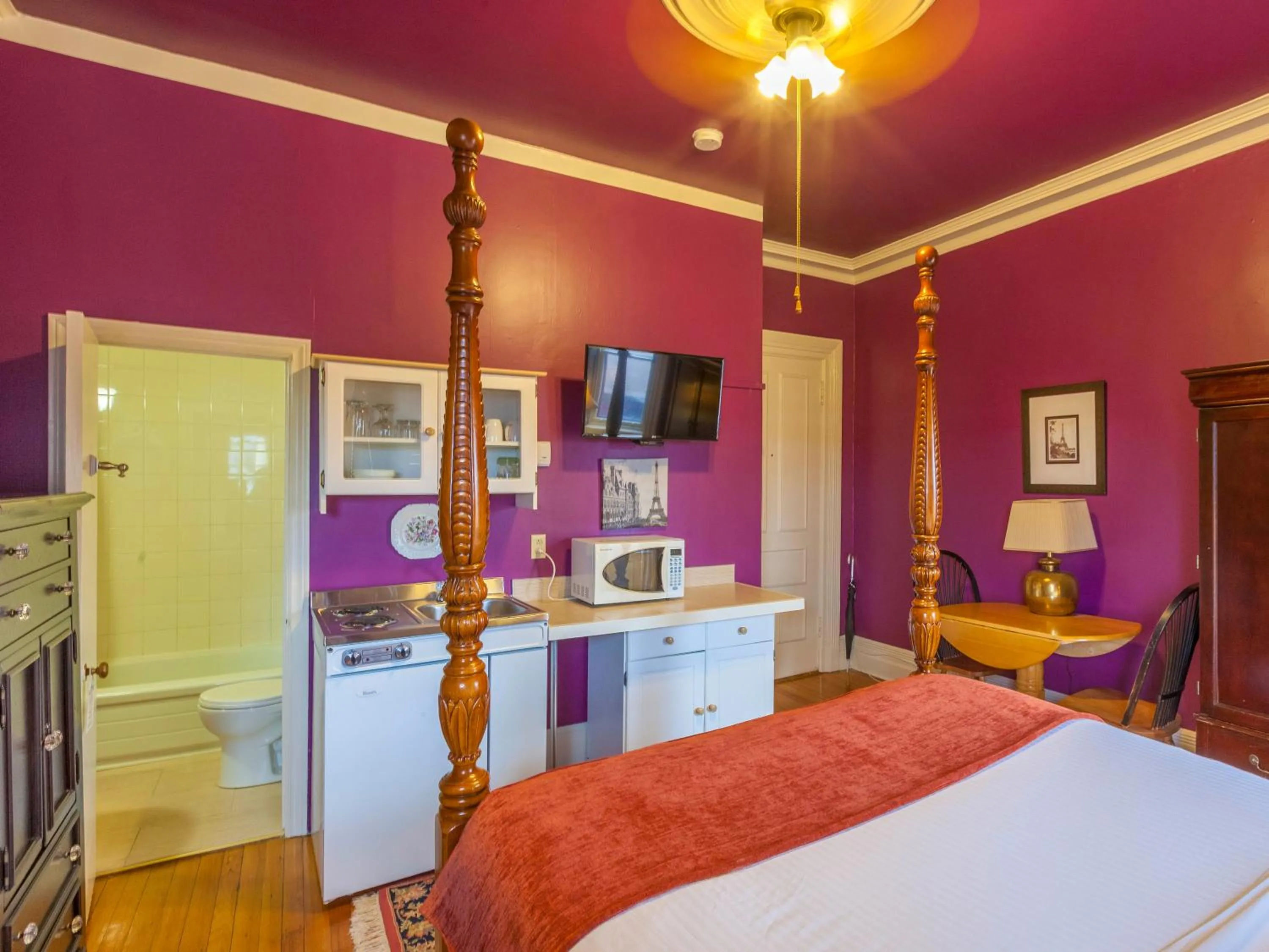 Kitchen or kitchenette in Chipman Hill Suites - Sydney Street