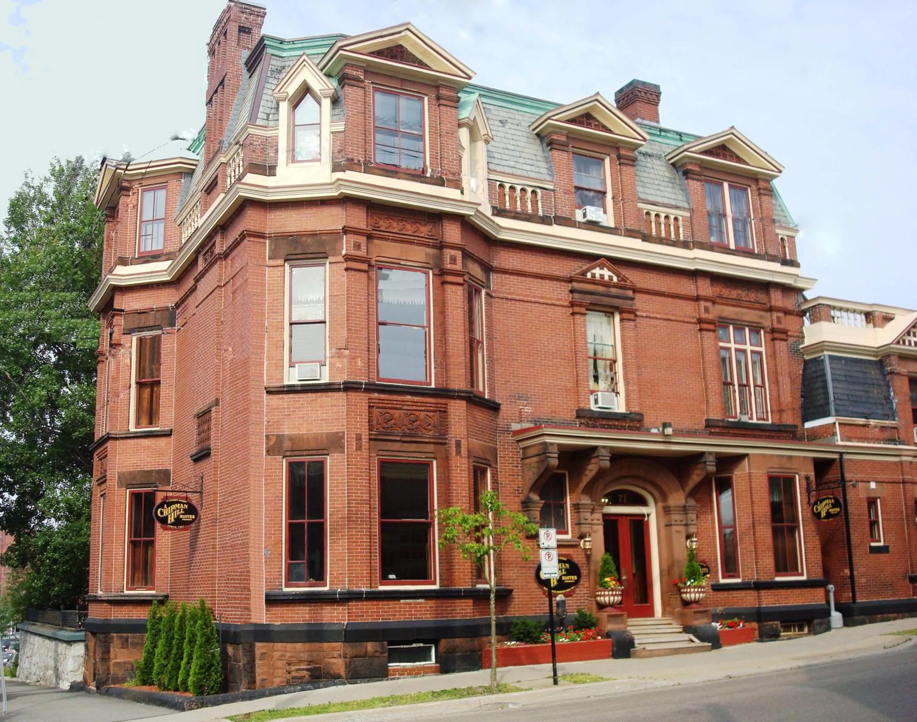 Property building in Chipman Hill Suites - Sydney Street