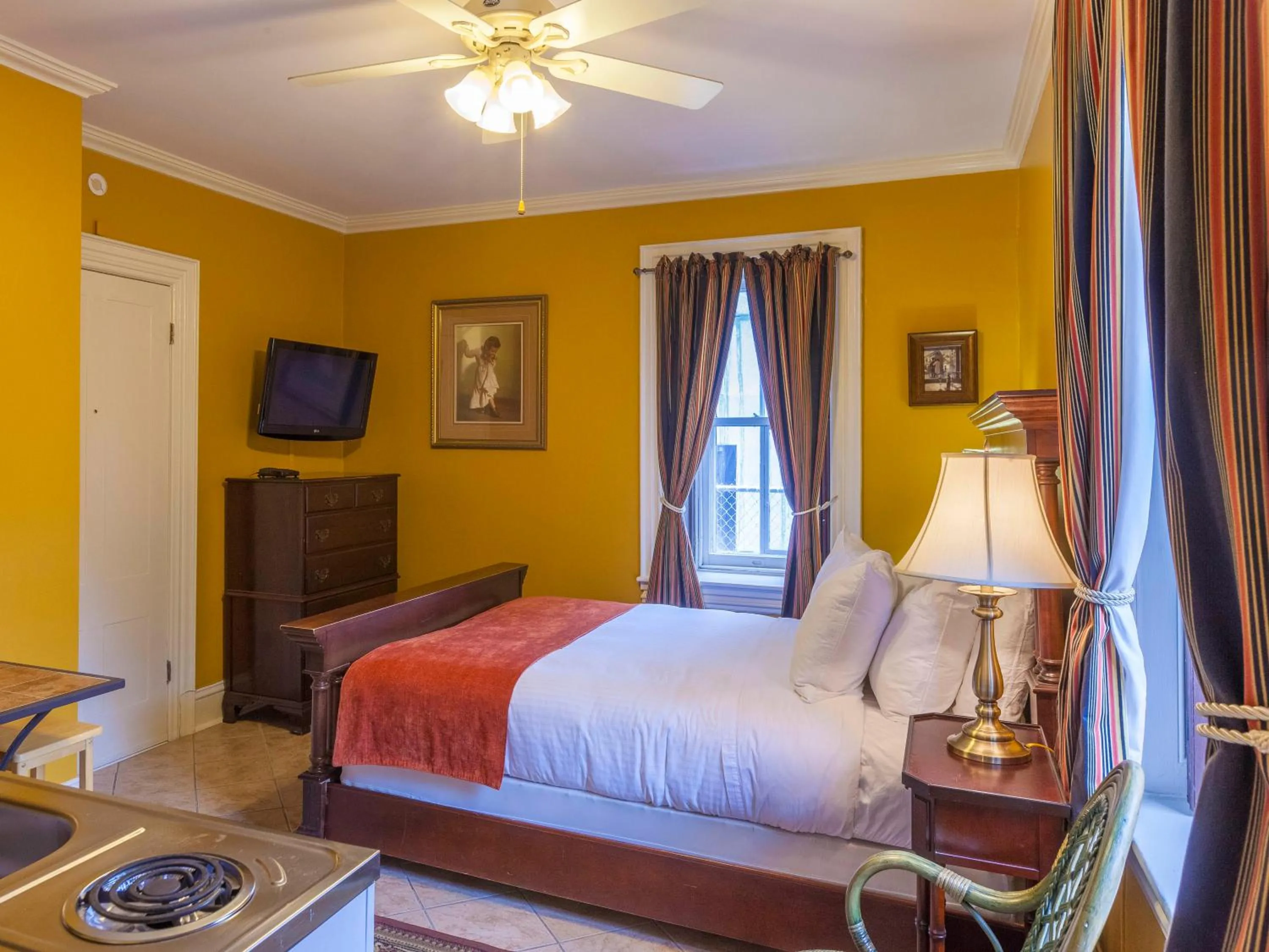 Photo of the whole room in Chipman Hill Suites - Sydney Street