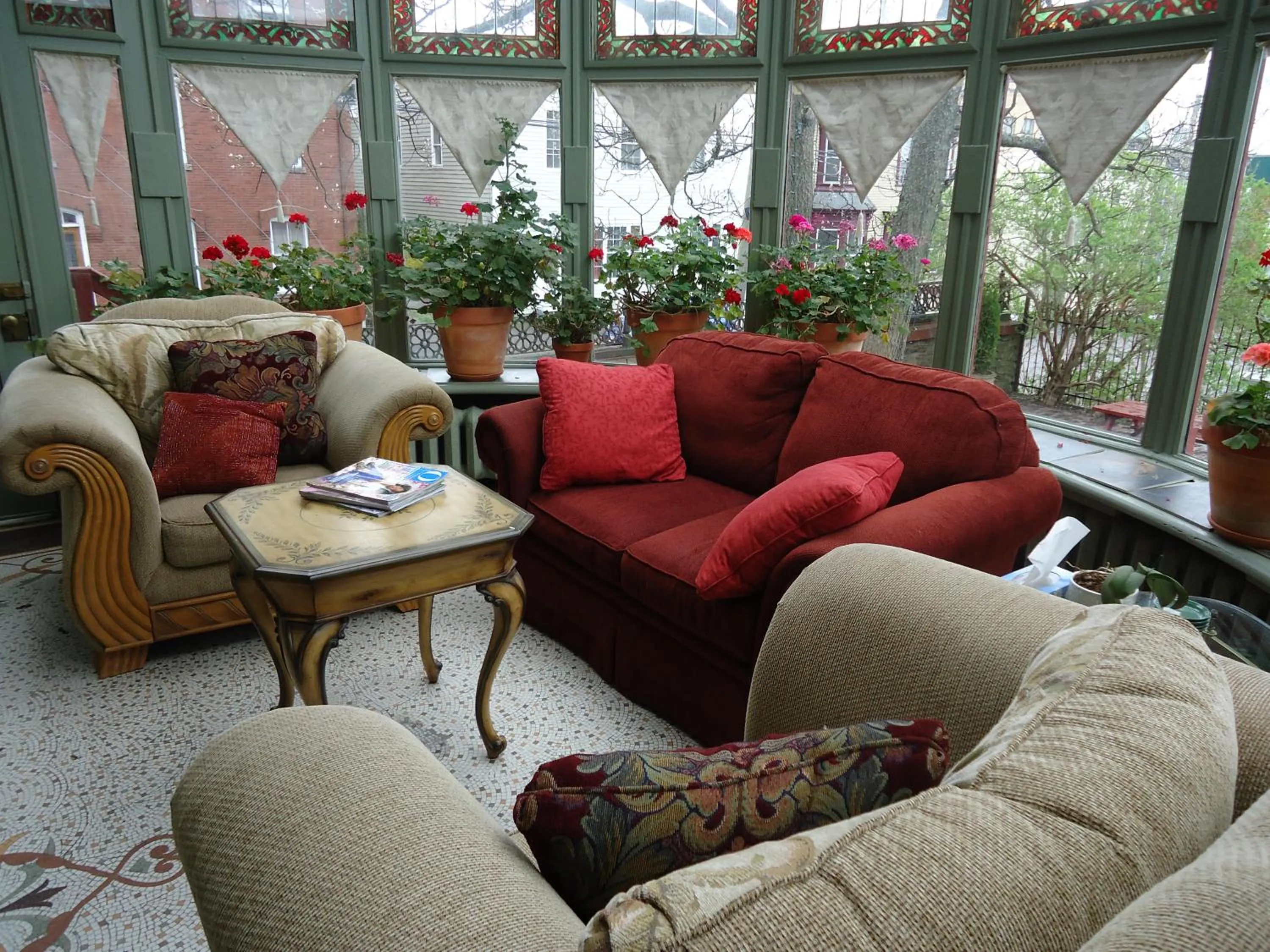 Communal lounge/ TV room in Chipman Hill Suites - Sydney Street