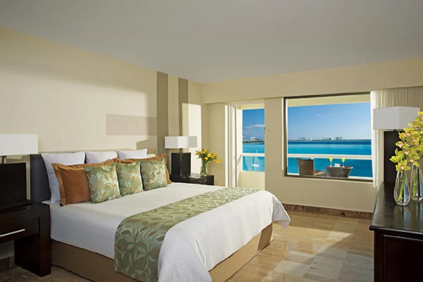 Bedroom, Bed in Dreams Sands Cancun Resort & Spa