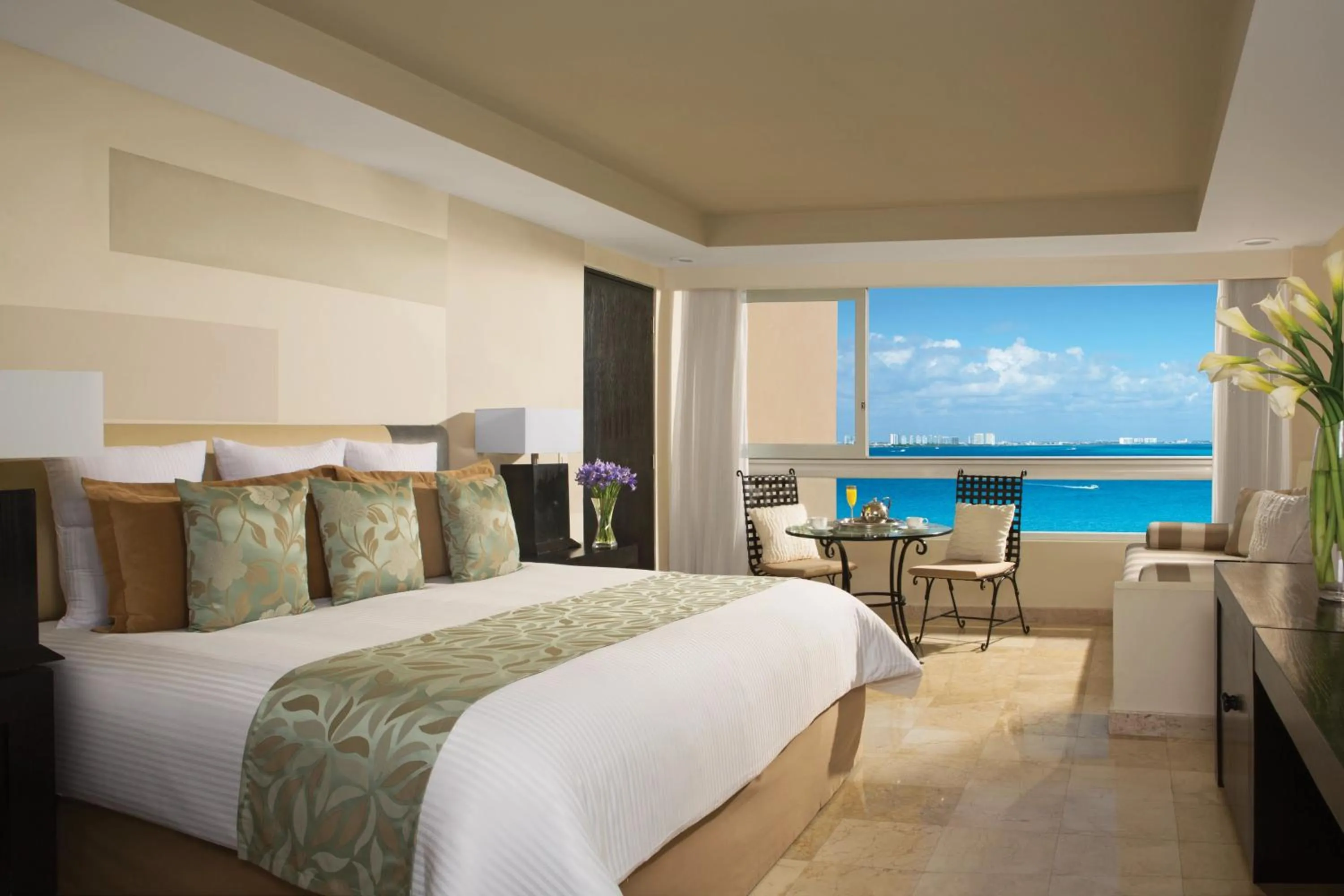 Bedroom, Bed in Dreams Sands Cancun Resort & Spa