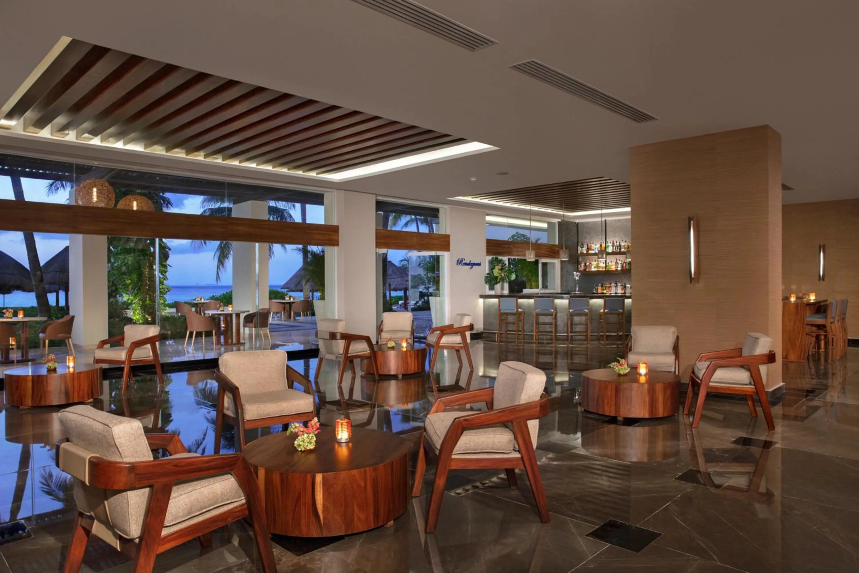 Lounge or bar in Dreams Sands Cancun Resort & Spa