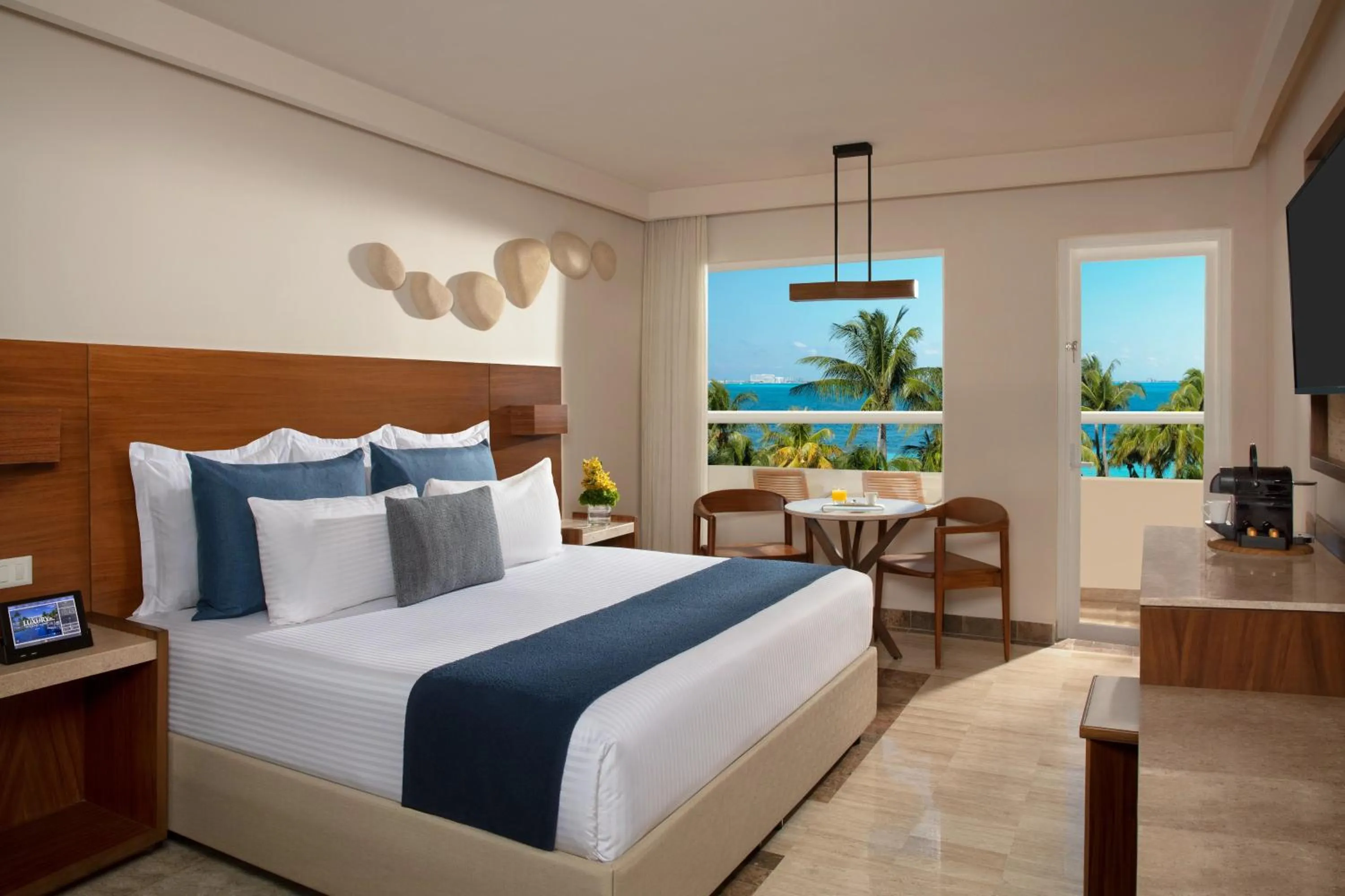 Bedroom, Bed in Dreams Sands Cancun Resort & Spa
