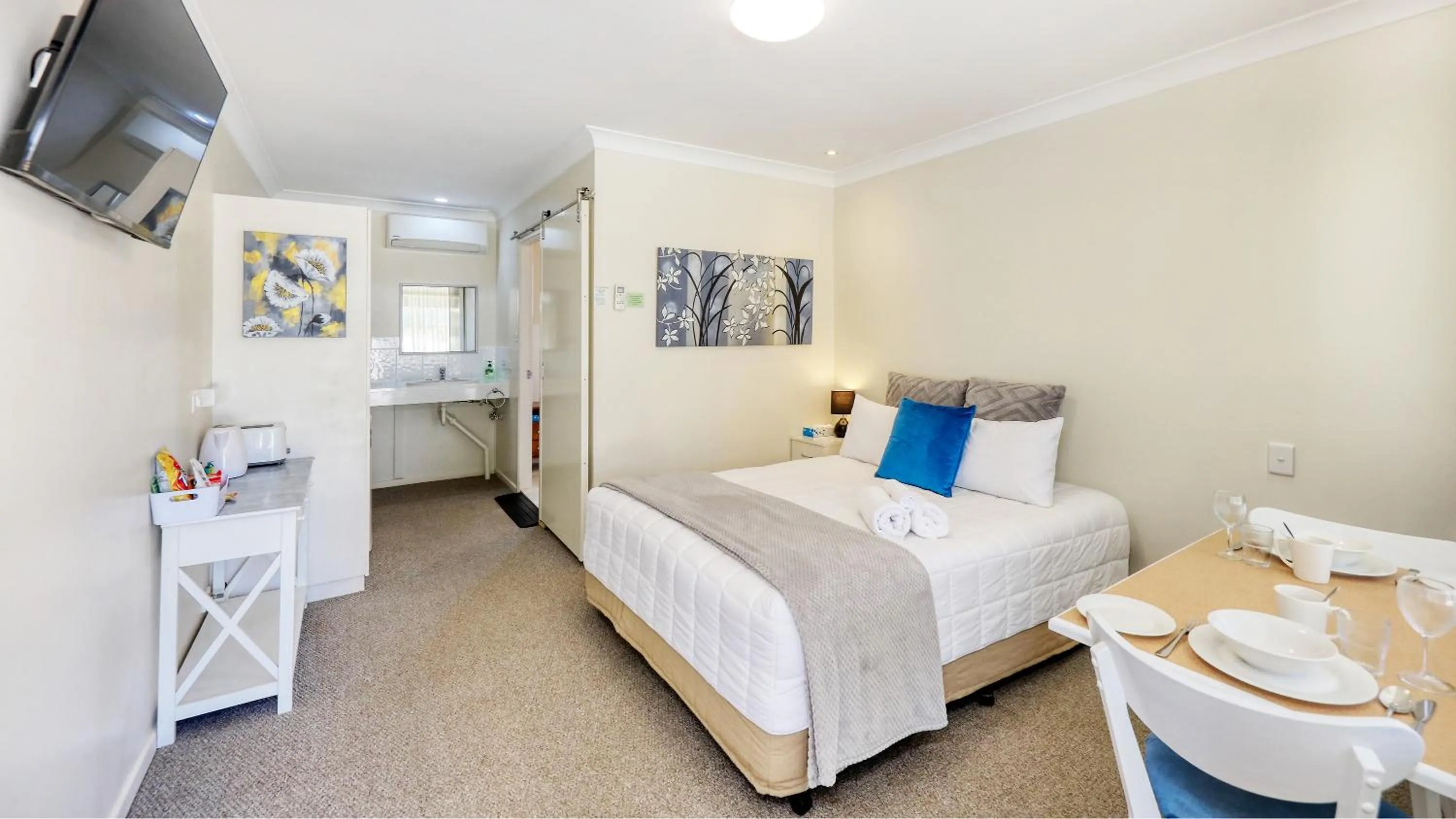 Dining area, Bed in Alstonville Settlers Motel