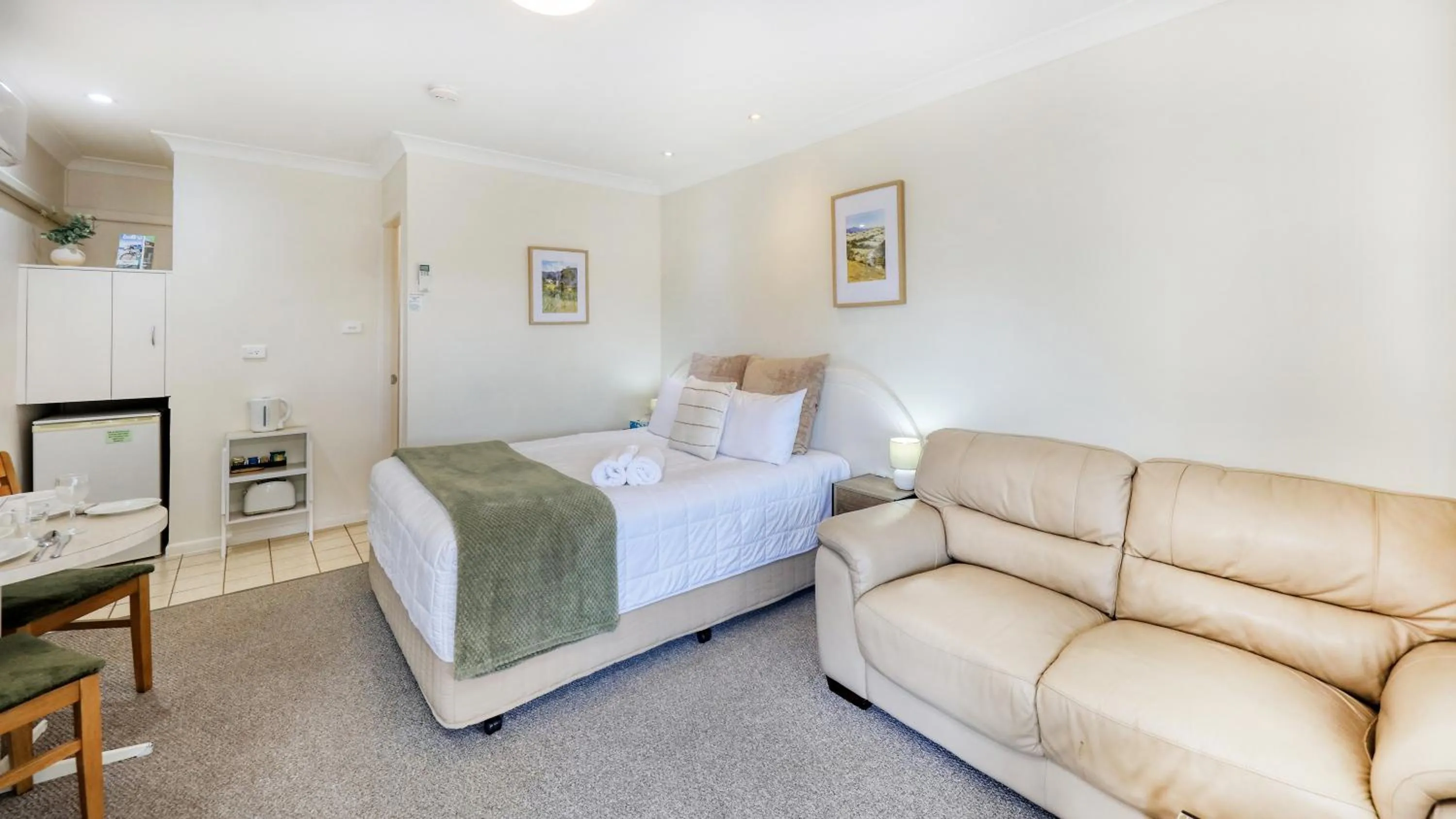 Seating area, Bed in Alstonville Settlers Motel