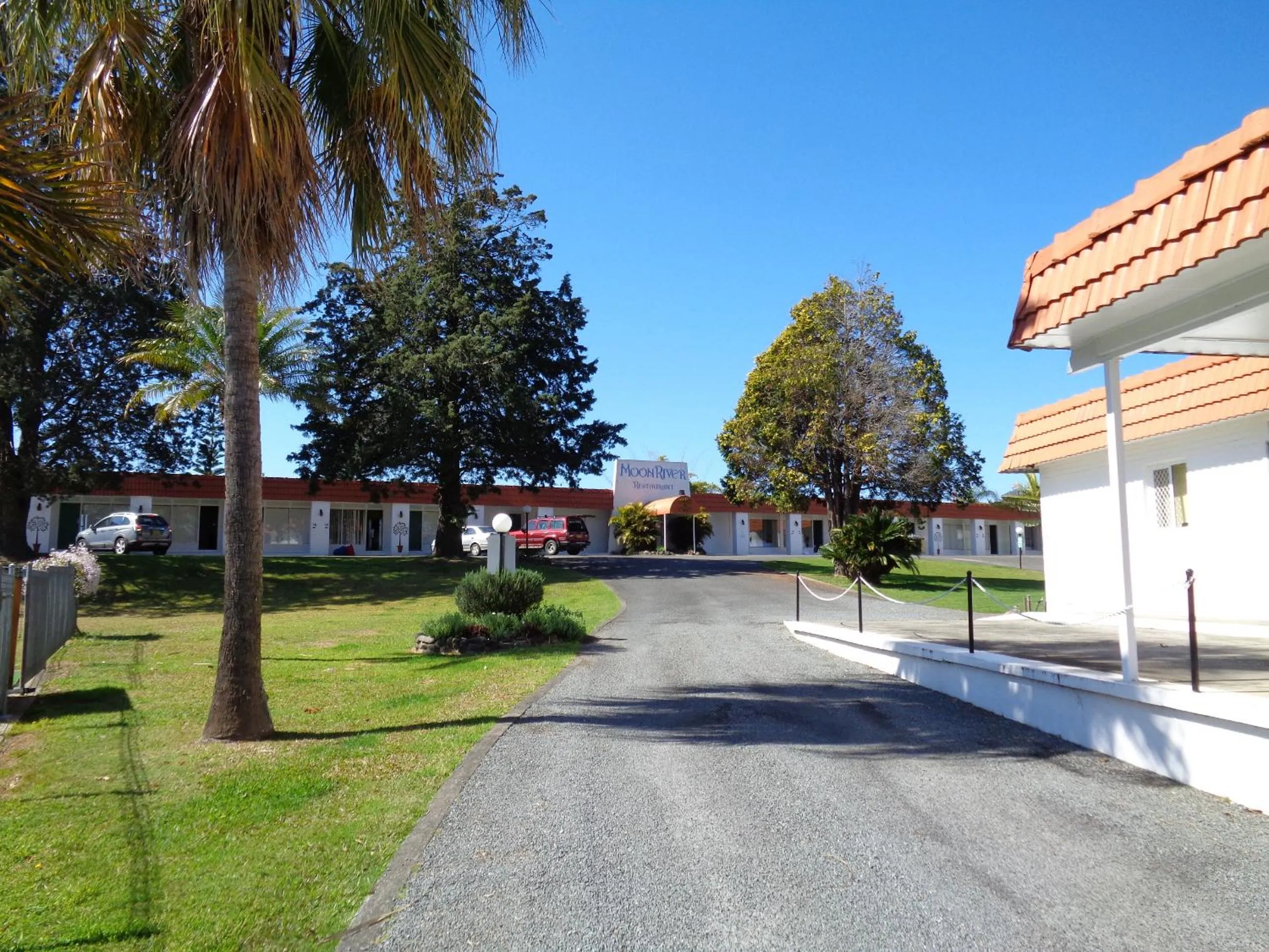 Day in Moon River Motor Inn