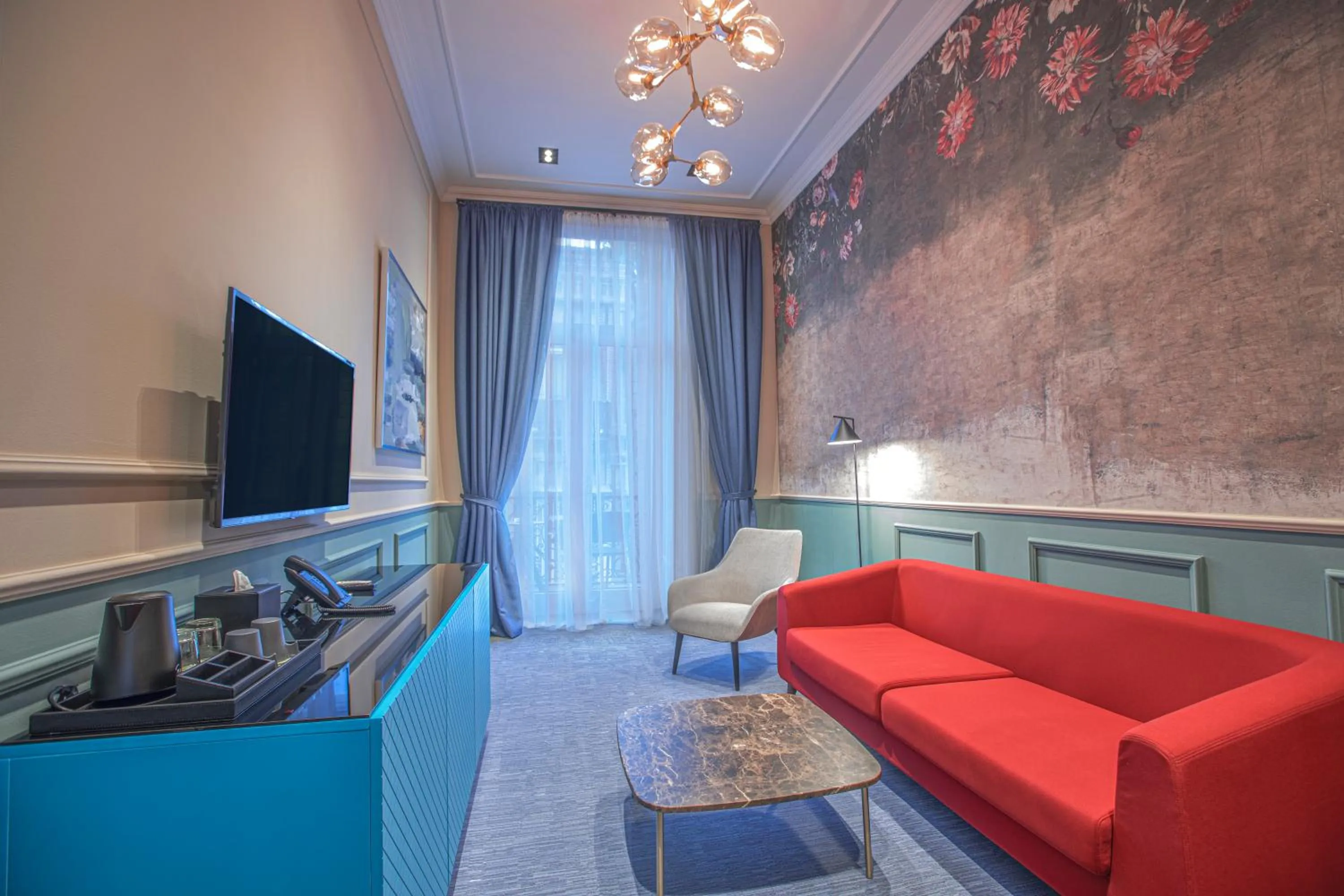 Living room in Heritage Hotel and Suites