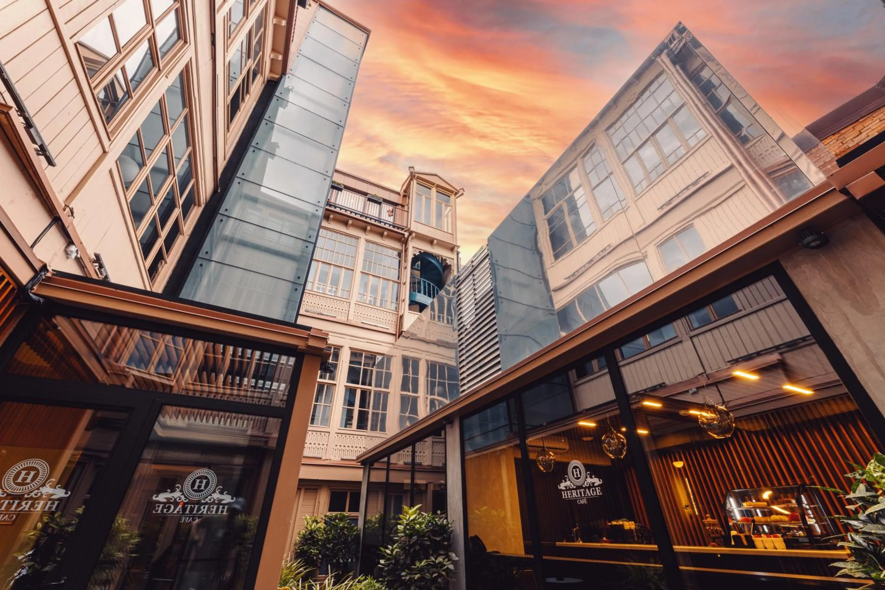 Restaurant/places to eat in Heritage Hotel and Suites