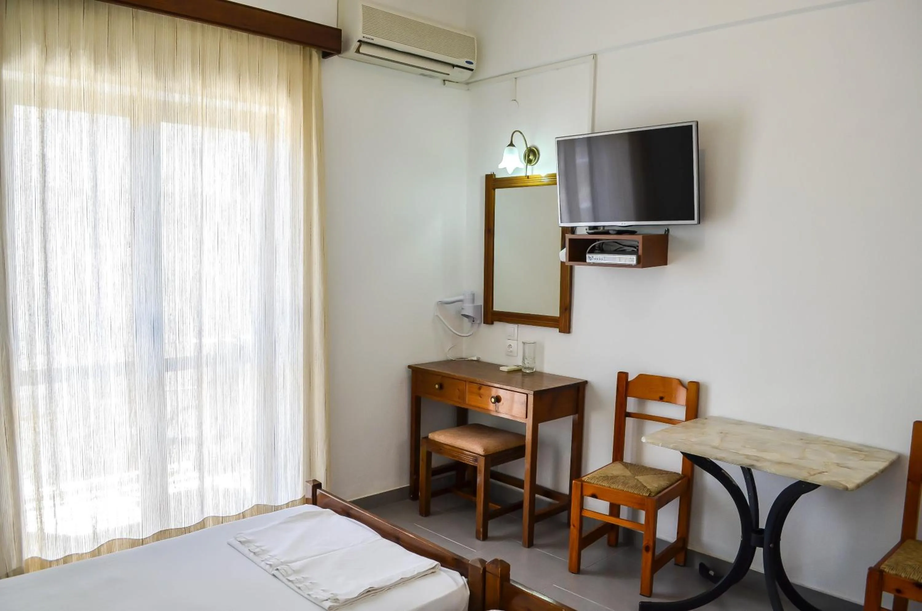 Photo of the whole room, Bed in Kalypso