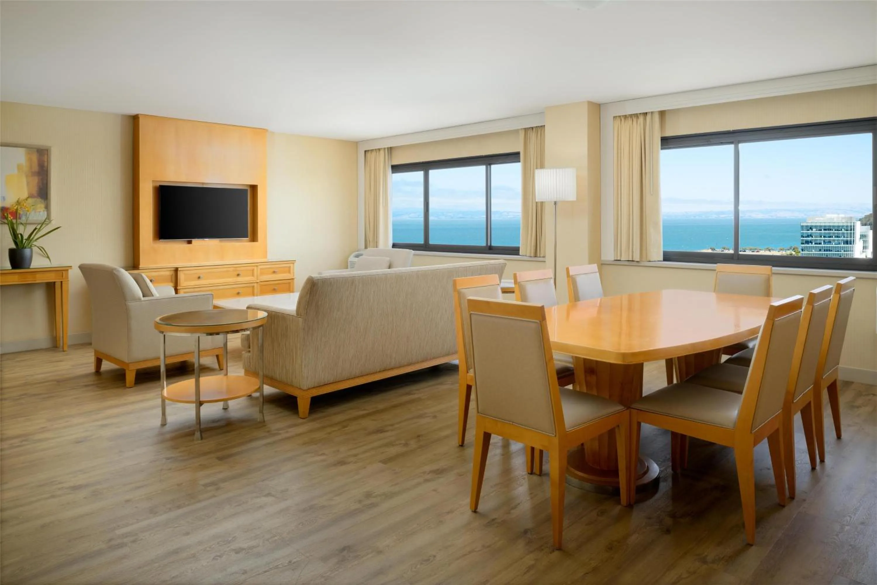 Living room in Hilton San Francisco Airport Bayfront - No Resort Fee