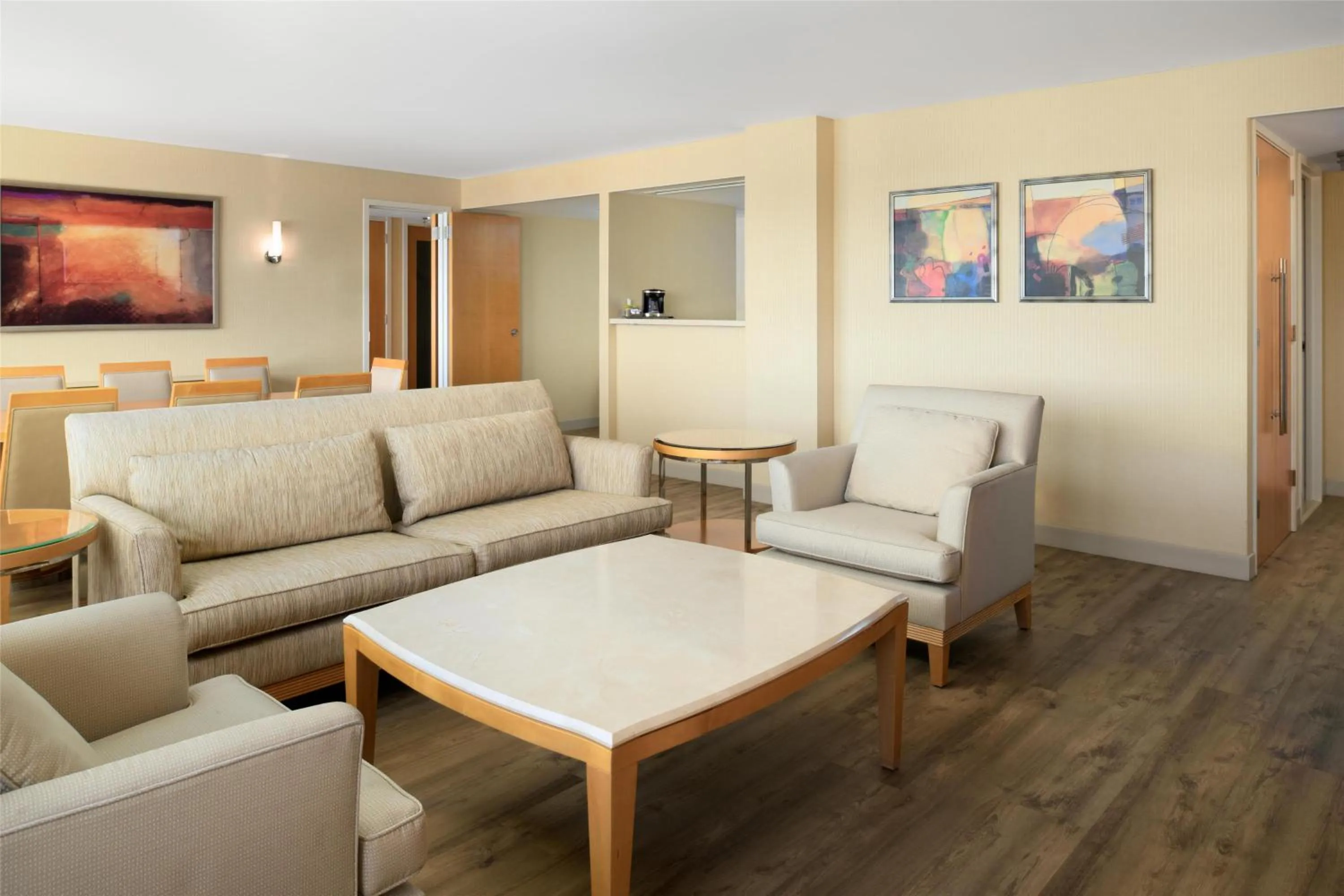 Living room in Hilton San Francisco Airport Bayfront - No Resort Fee