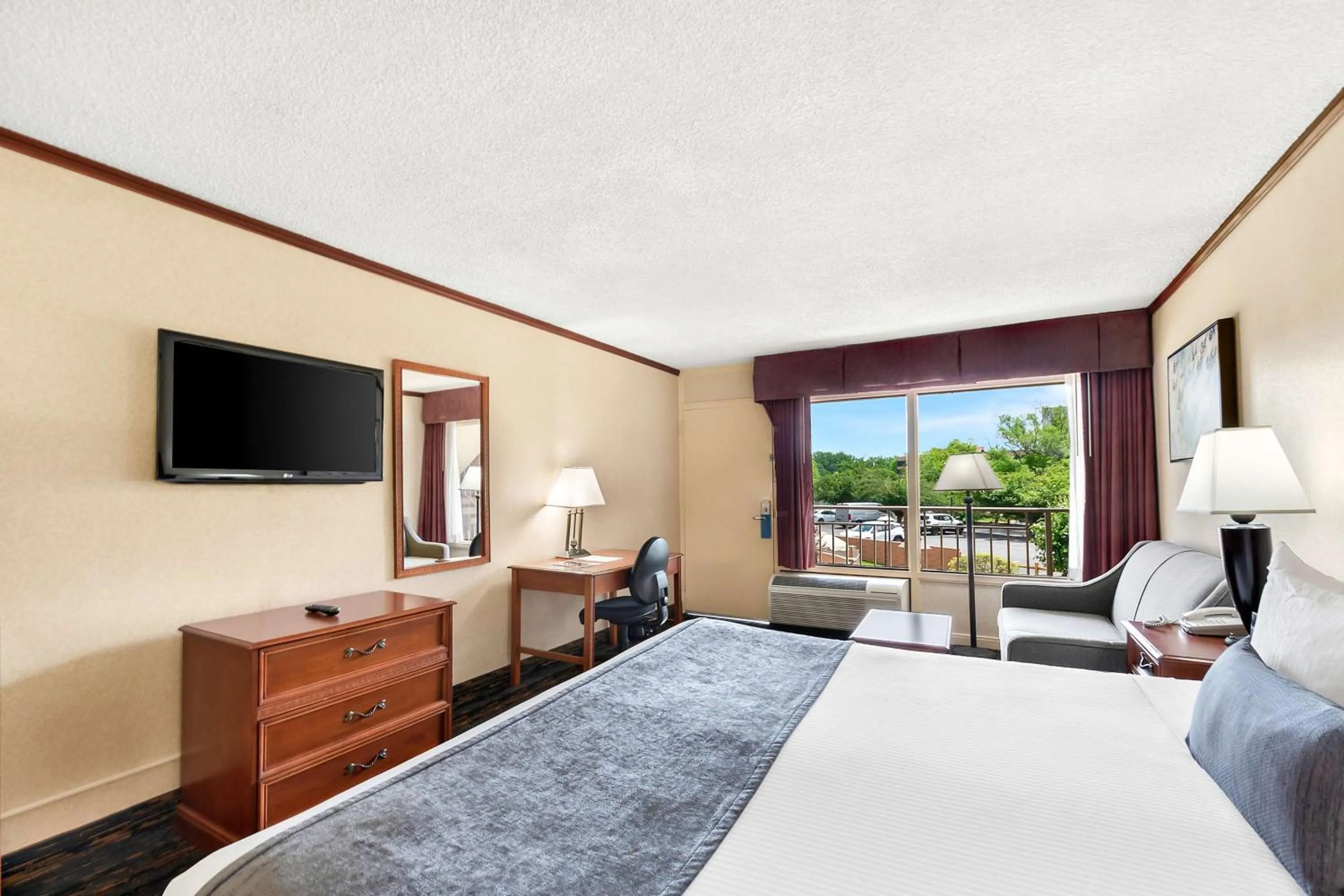 Bedroom, Bed in Best Western Fairfax City