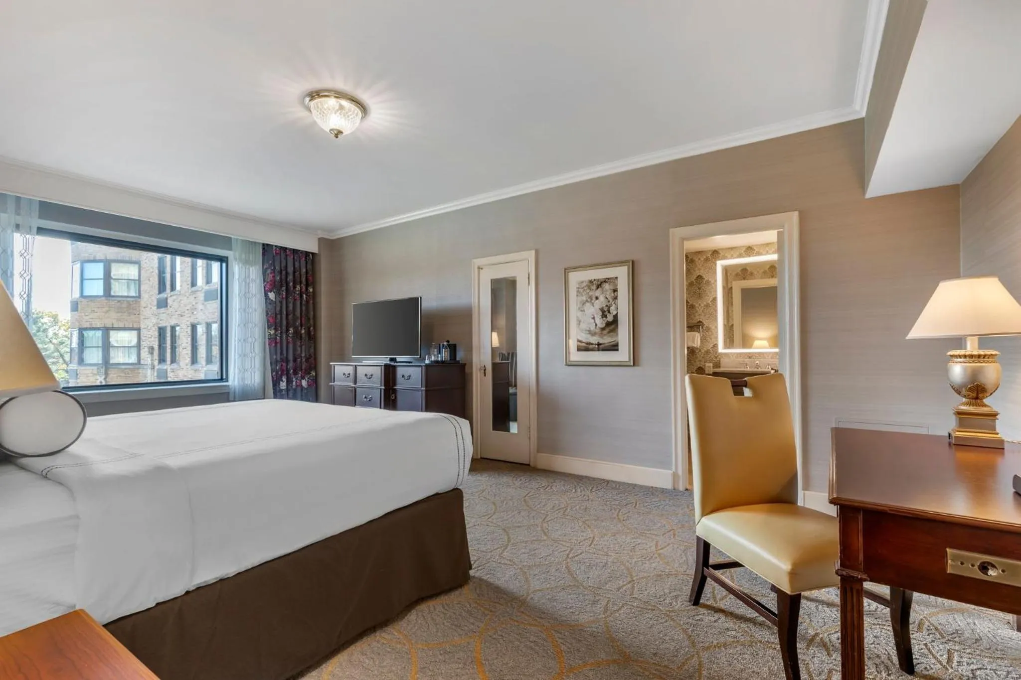 Photo of the whole room, Bed in Omni Shoreham Hotel
