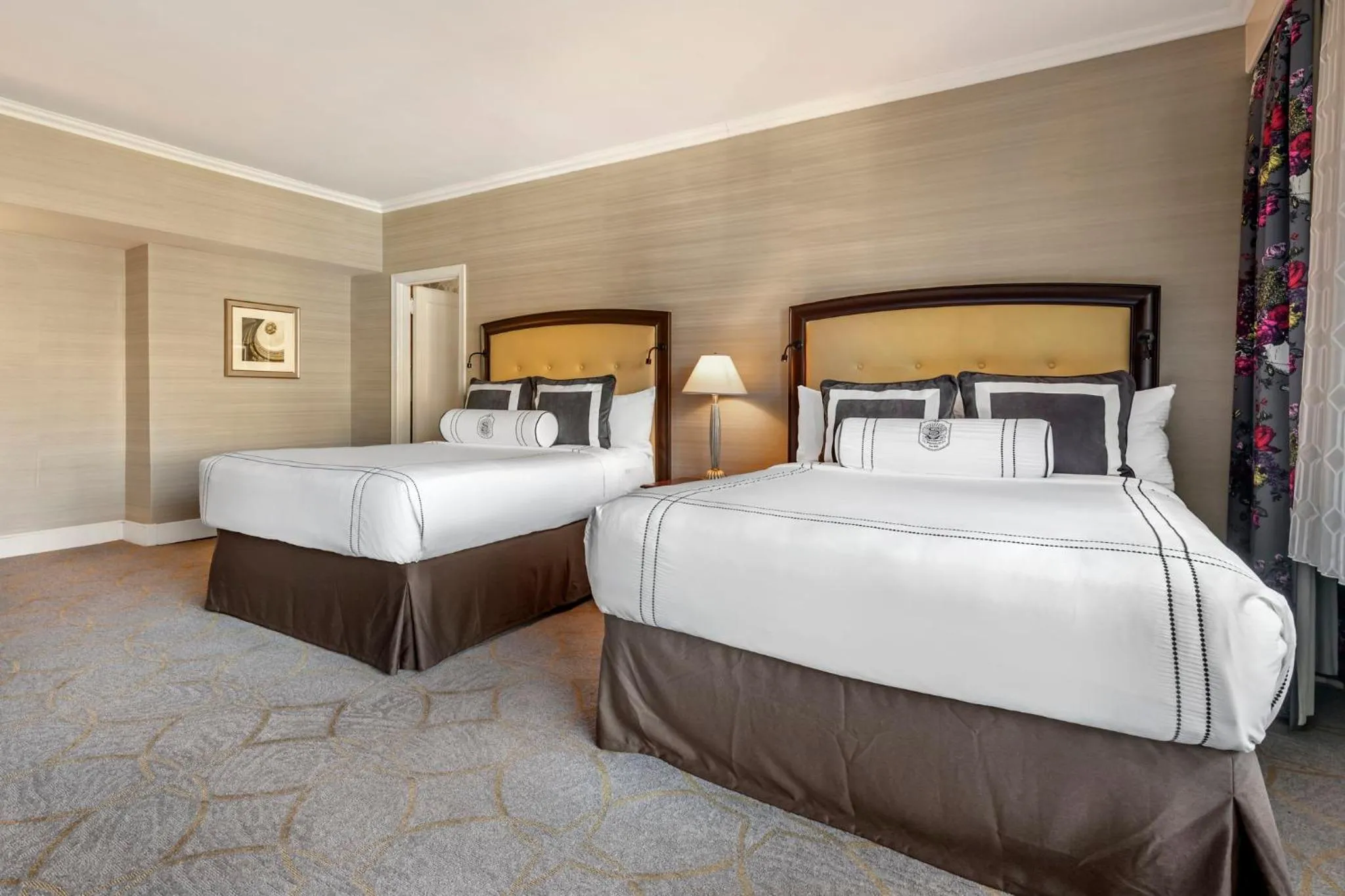 Photo of the whole room, Bed in Omni Shoreham Hotel