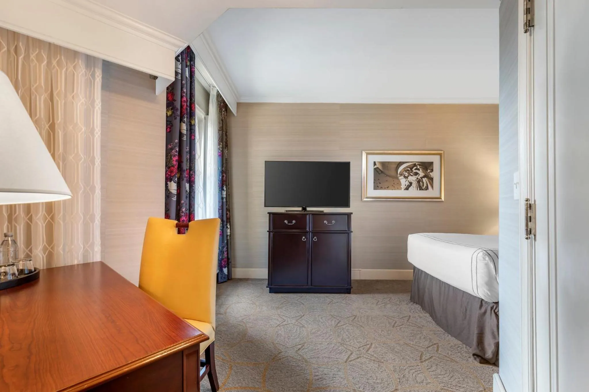 Photo of the whole room, Bed in Omni Shoreham Hotel