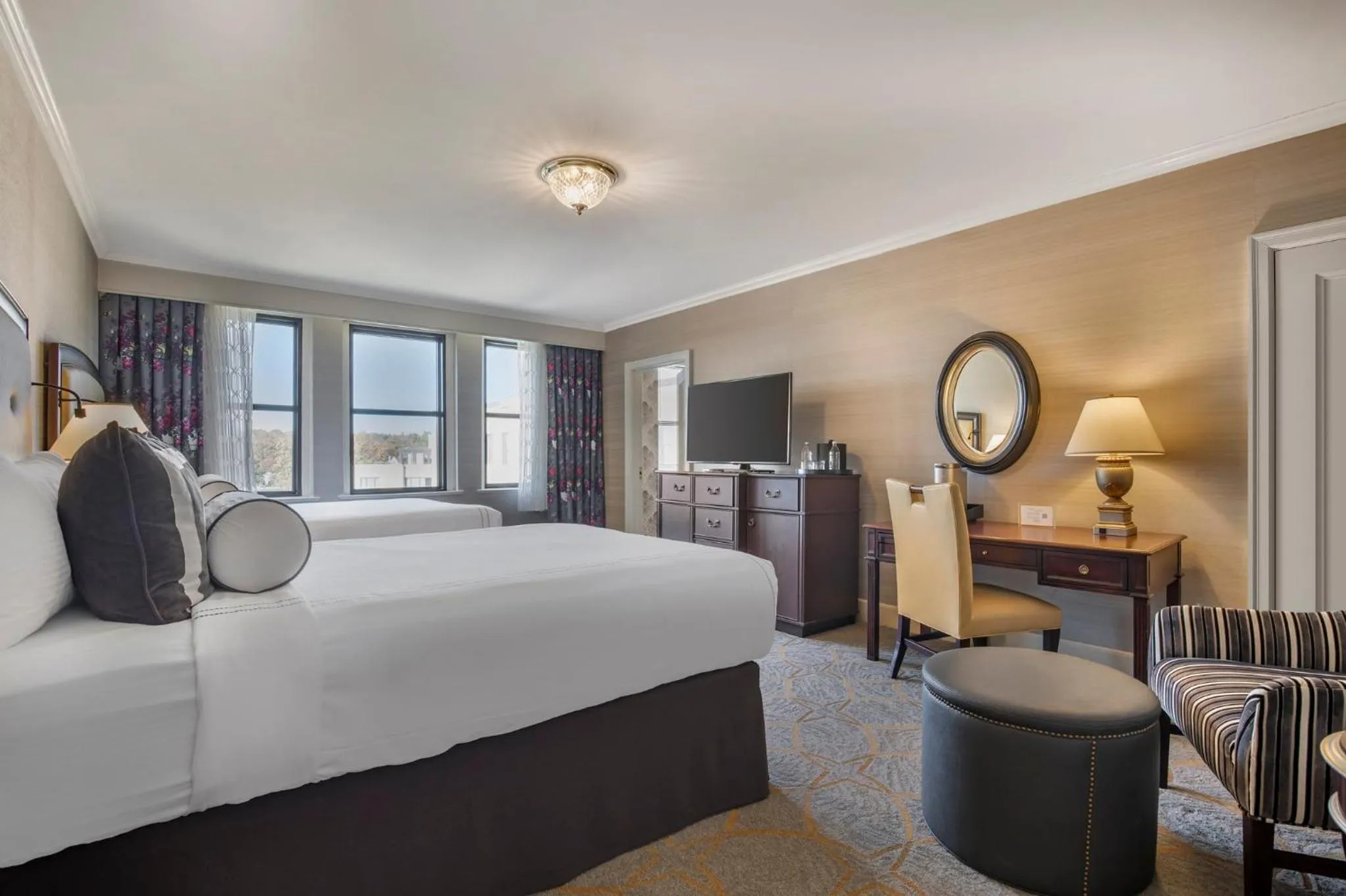 Photo of the whole room, Bed in Omni Shoreham Hotel