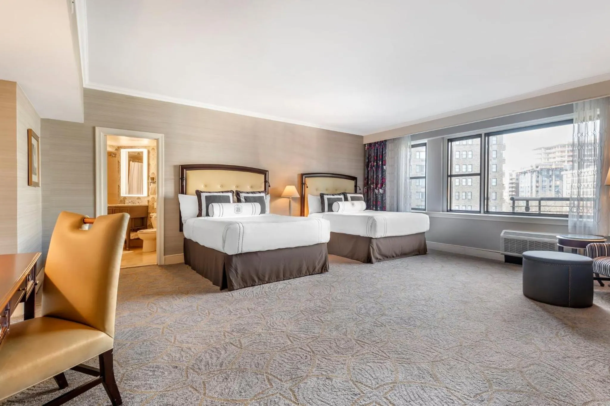 Photo of the whole room, Bed in Omni Shoreham Hotel